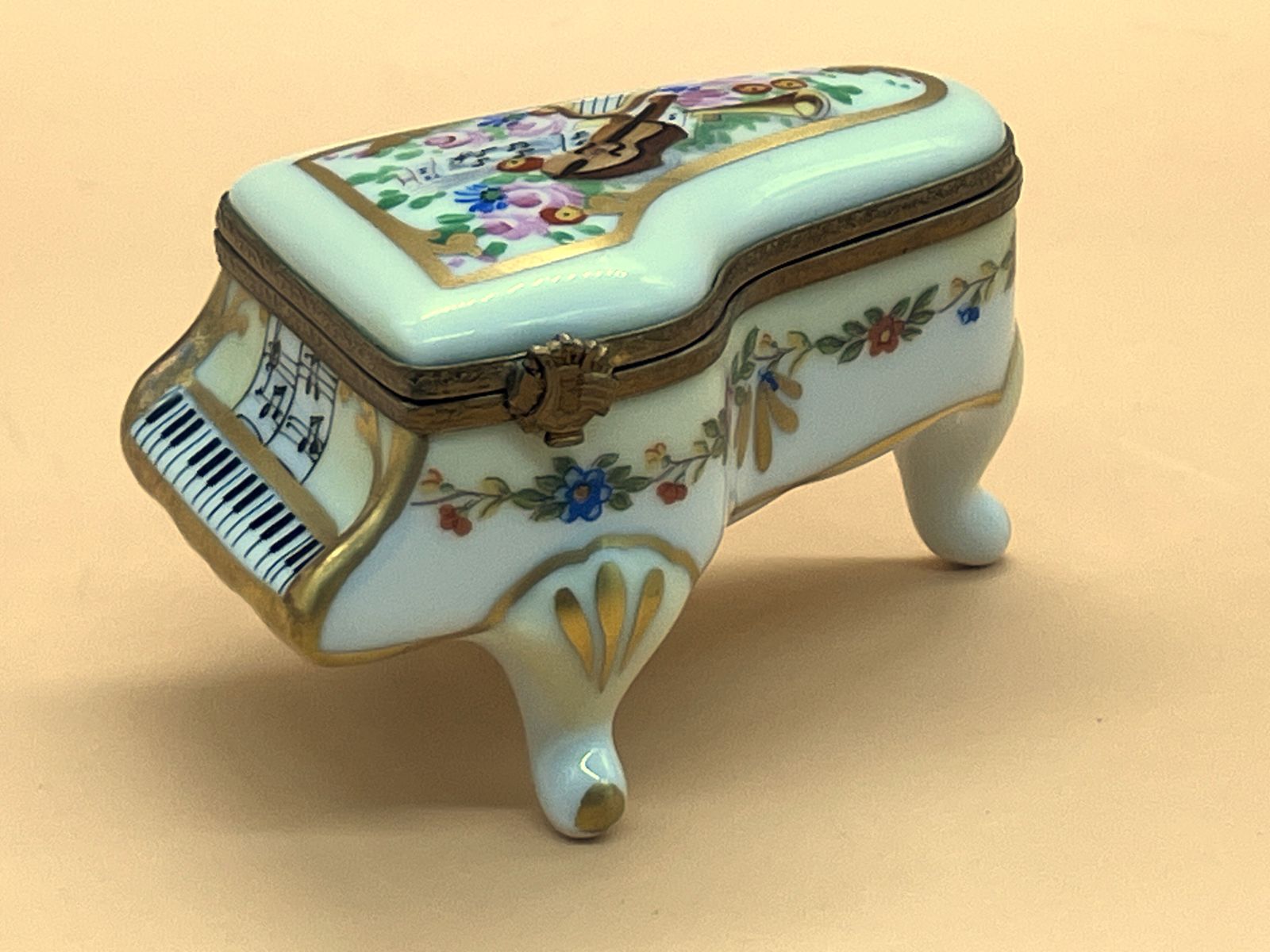 photo furniture Boîte à bijoux / boîte à colifichets Jacques Limoges Porcelain France, édition limitée 55/250, piano à couvercle articulé peint à la main.