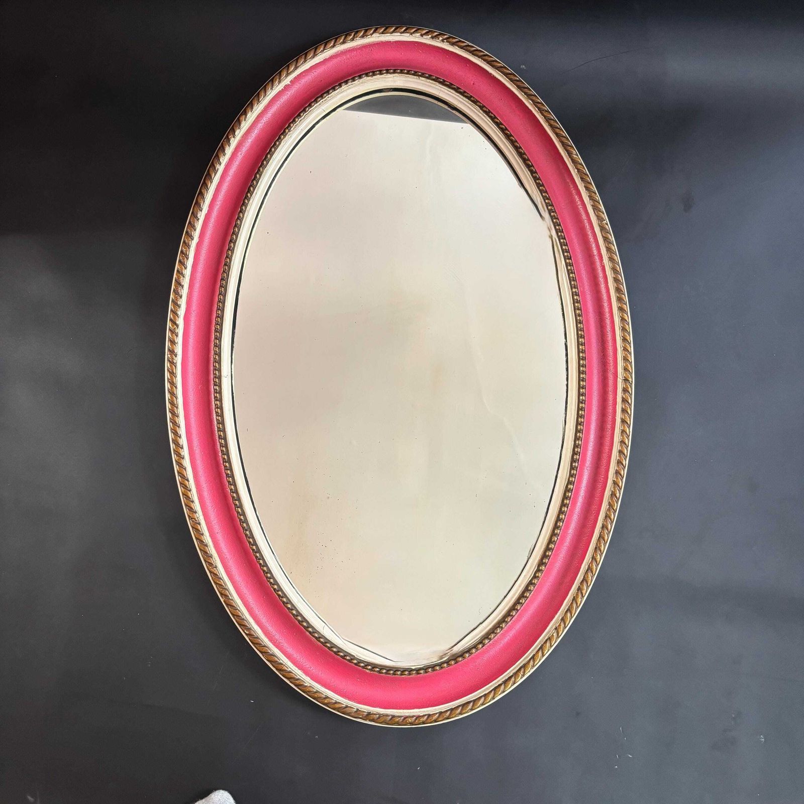 269.0 Miroir mural ovale d'époque édouardienne, cadre en plâtre gesso doré et fond en acajou, avec éclat photo