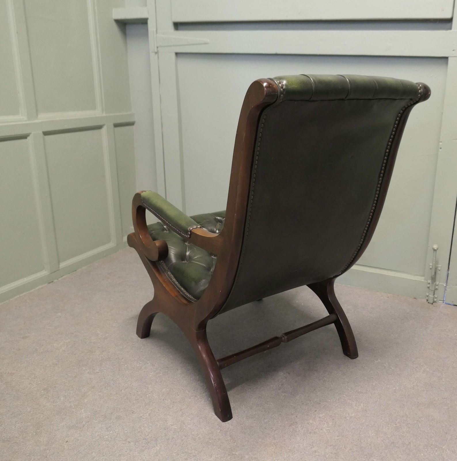 Dark Green Chesterfield Easy Chair A Timeless Elegant Classic And A Very Relaxing photo 510.0