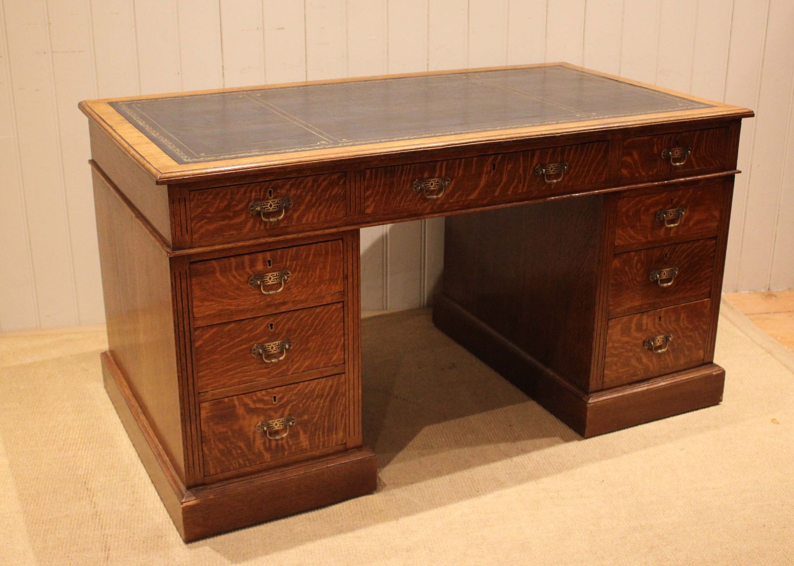 Large Edwardian Figured Oak Pedestal Desk photo Furniture