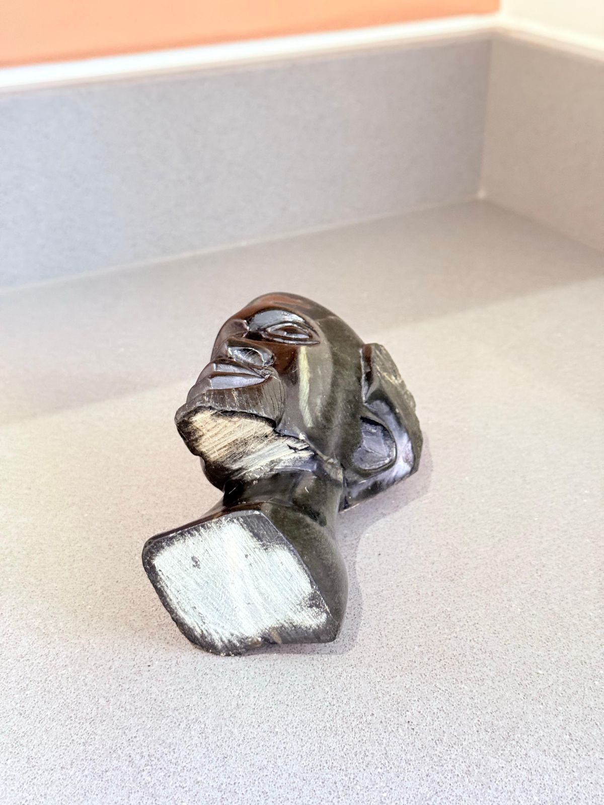 Met de hand gesneden Afrikaans speksteen borstbeeldsculptuur, decoratief object photo vintage