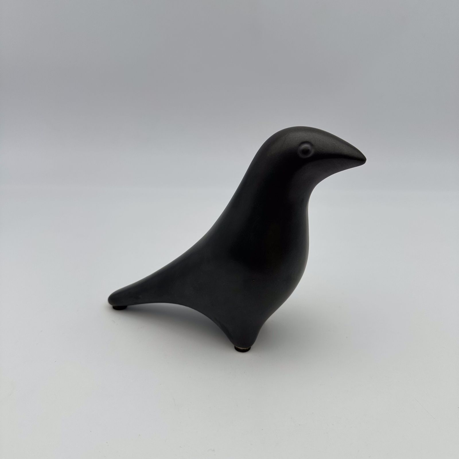 Minimalist "Bird" Sculpture In Black Ceramic, Georges Jouve Style, 1950s 1960s. photo vinterior