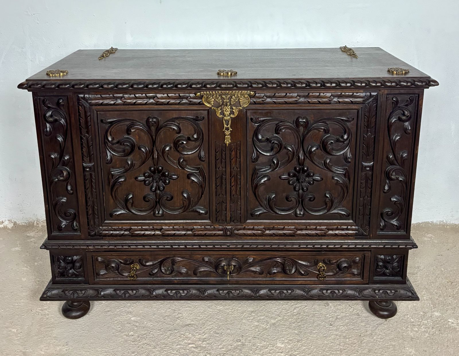 Spaanse kist, Renaissance Revival-stijl photo furniture