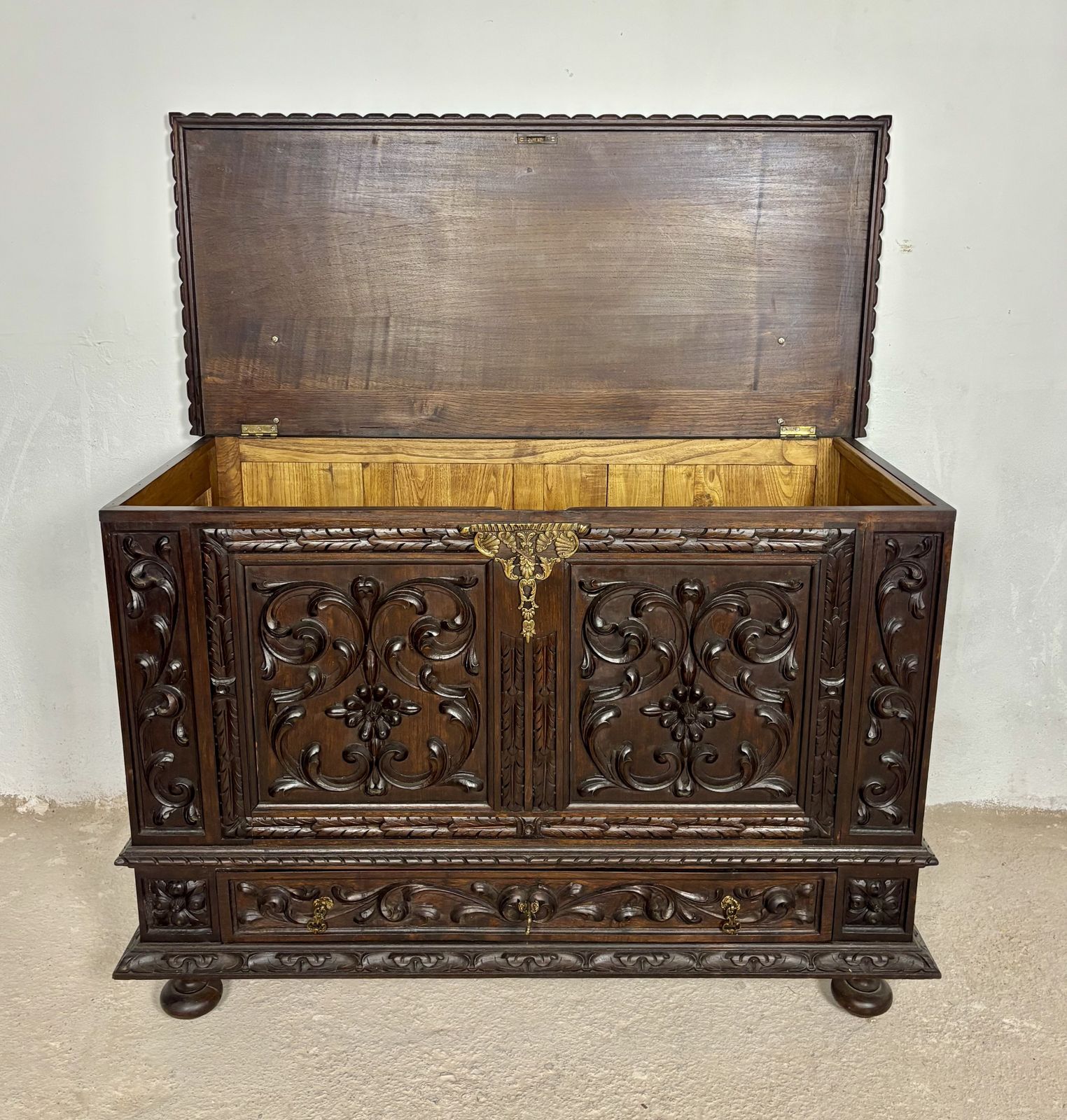 Spaanse kist, Renaissance Revival-stijl photo vinterior