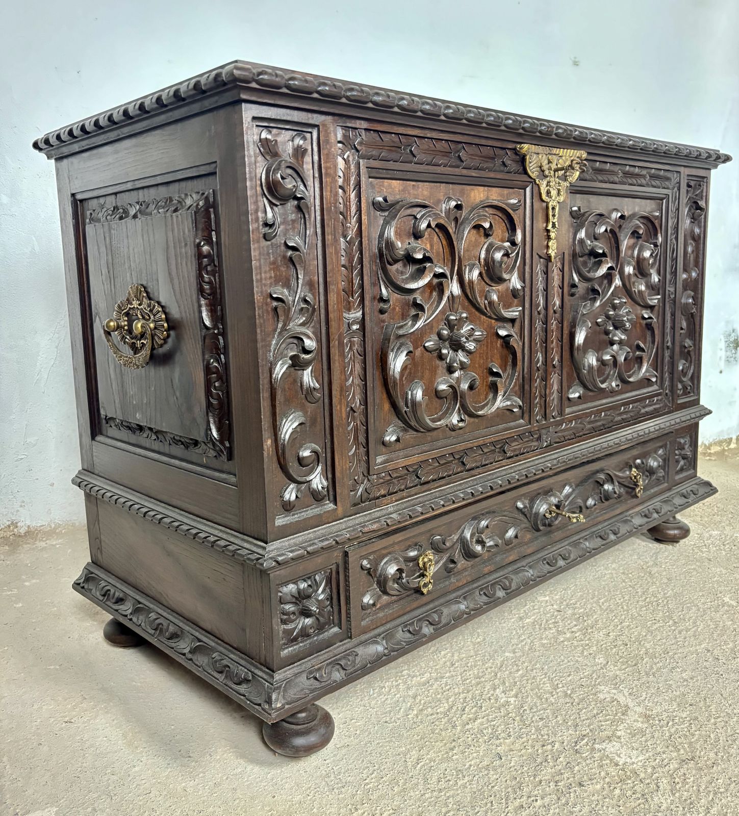photo vintage Spanish Carved Blanket Chest, Renaissance Revival Style