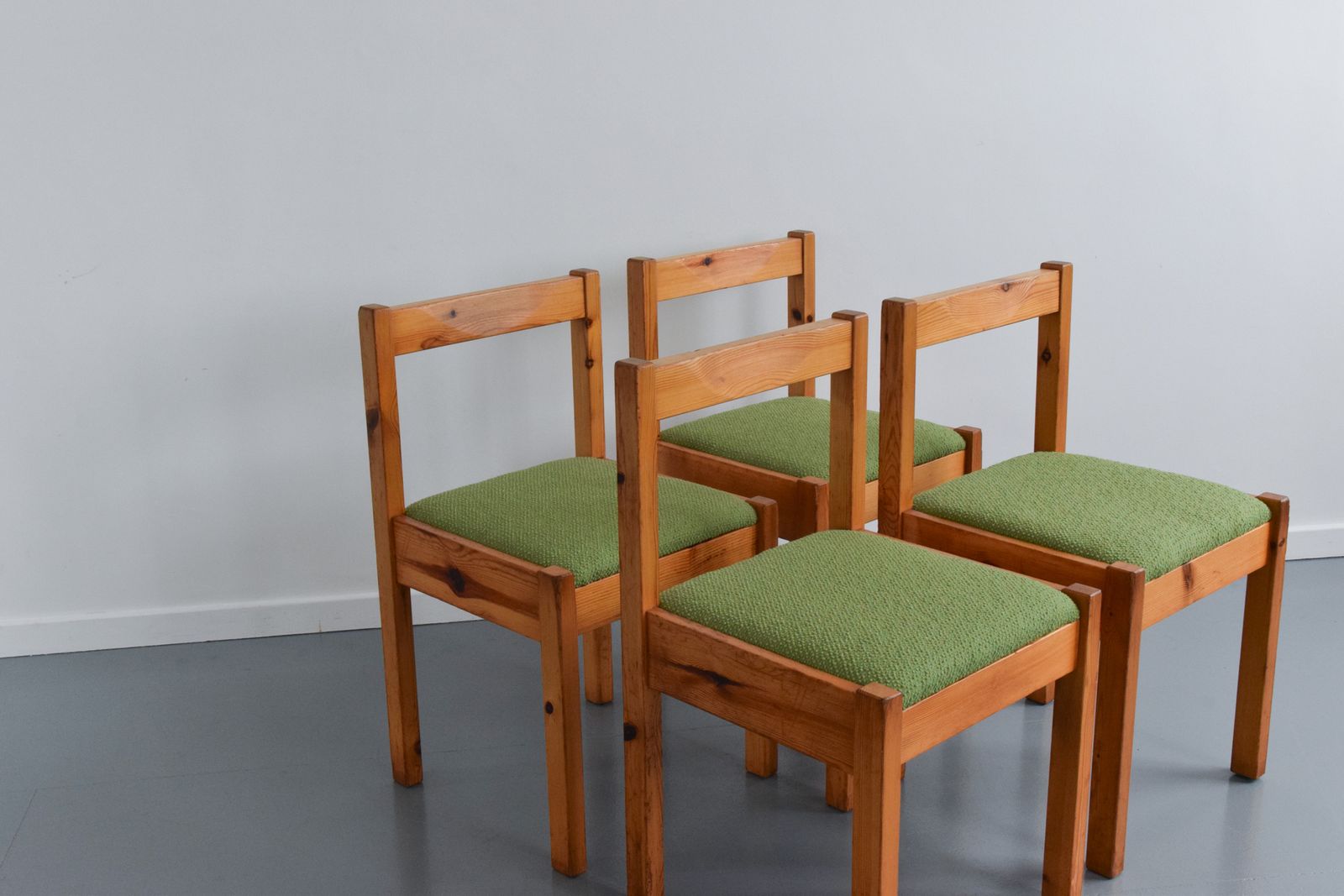 photo vintage Vintage Set Of Four Pine Dining Chairs By Hamlet Furniture