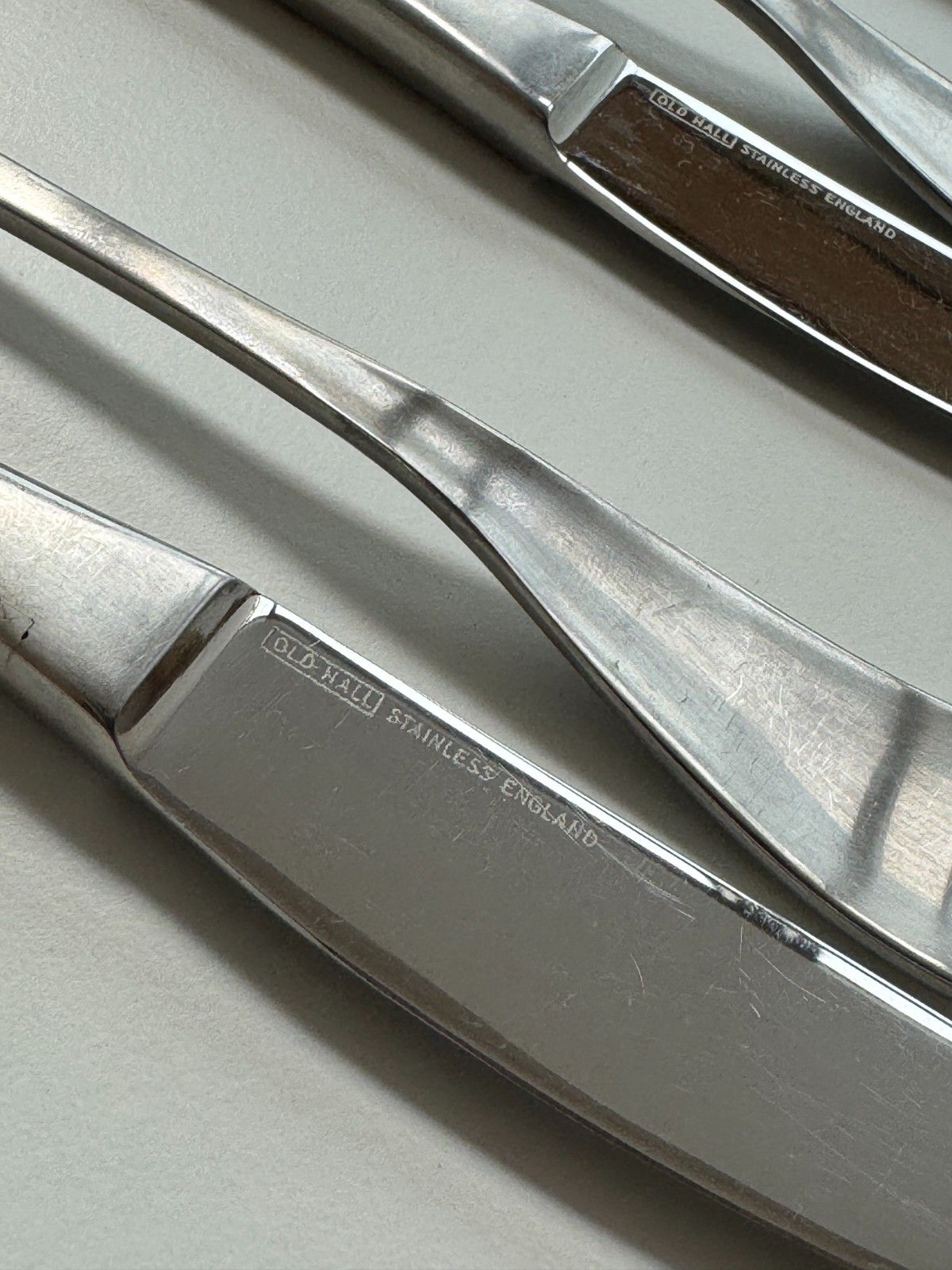 photo vintage Old Hall Alveston Pattern Cutlery By Robert Welch 50 Piece Canteen For 6 Places