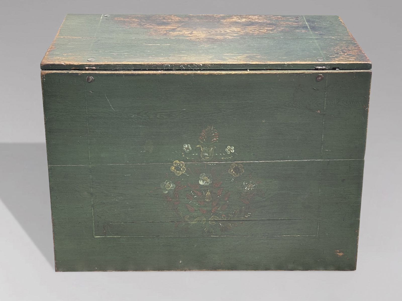 photo vinterior Early 19th Century Swedish Green Painted Top Drop Leaf Dining Table