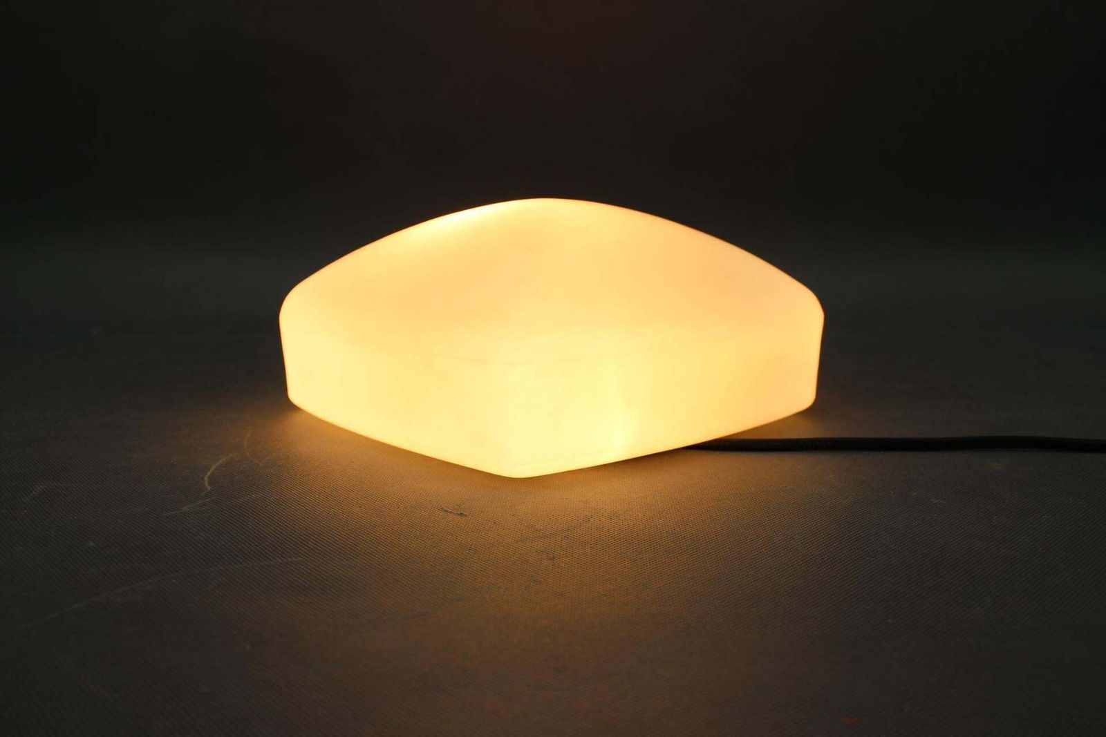 Mid-Century Tsjechoslowaakse melkglazen plafondlamp, jaren 1960 photo vintage