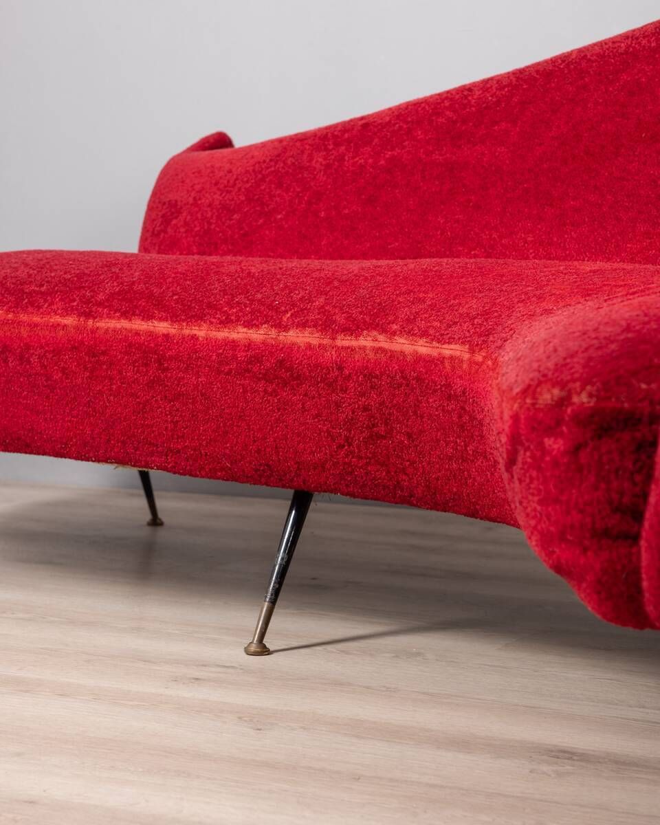 photo vinterior Large 1950s Vintage Curved Sofa In Red Velvet Italian Design