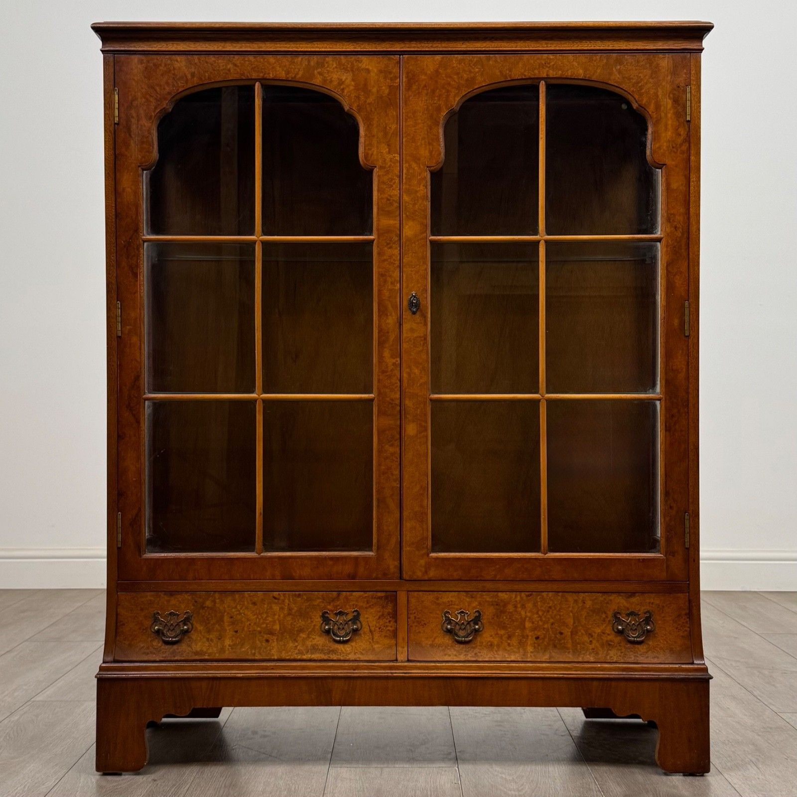 Antique 20th Century Display Cabinet In Burr Walnut ( Af 5825 )