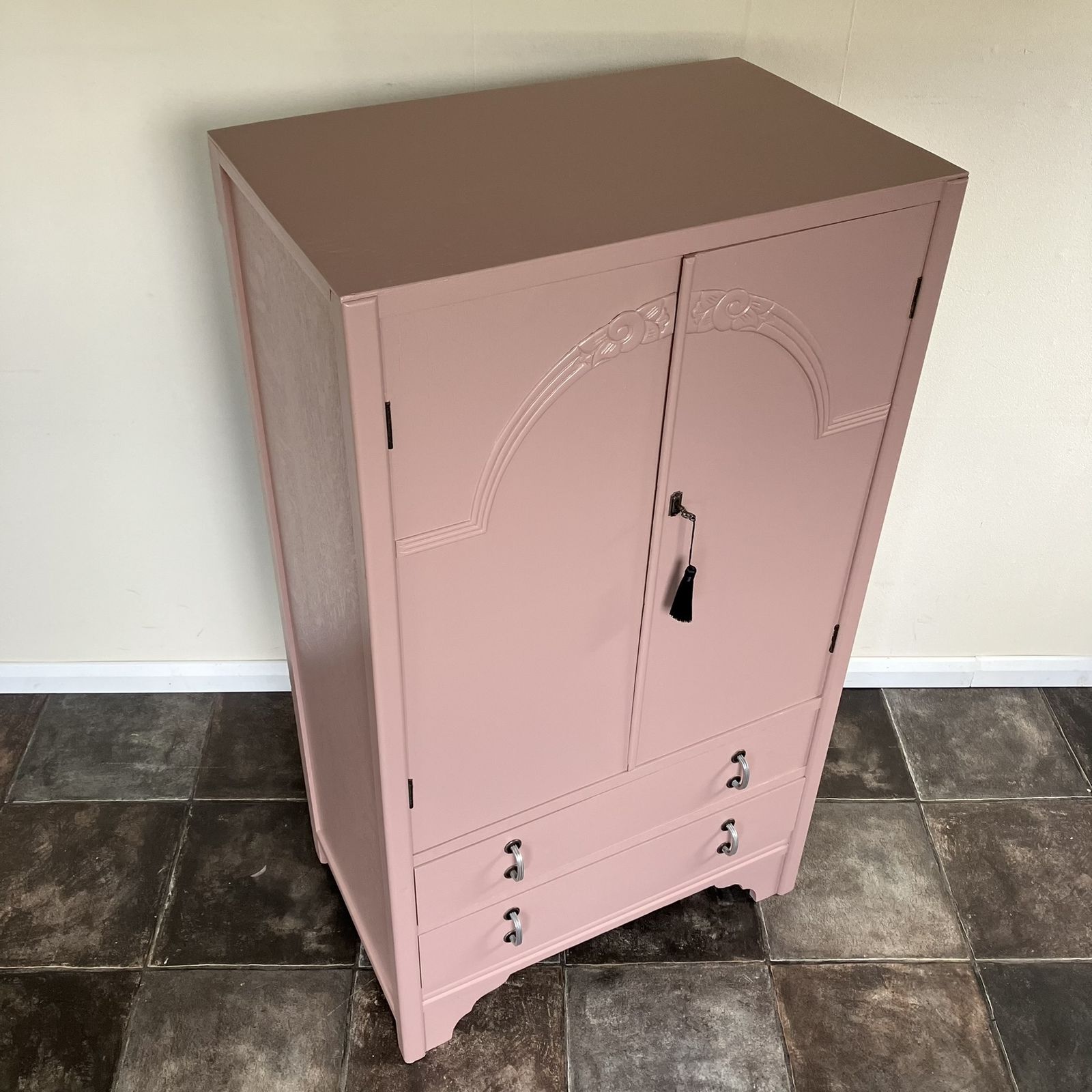 photo vintage Stunning Painted 1940's Lockable Oak Linen Cupboard / Tall Boy; Farrow And Ball Sulking Room Pink, Carved Doors