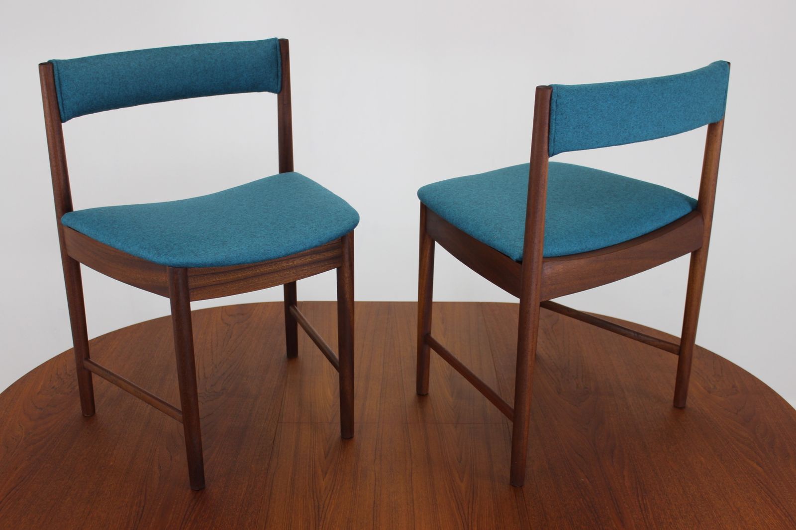 photo vintage Late 1960s McIntosh Teak "Roundette” Circular Table & Chairs Dining Set