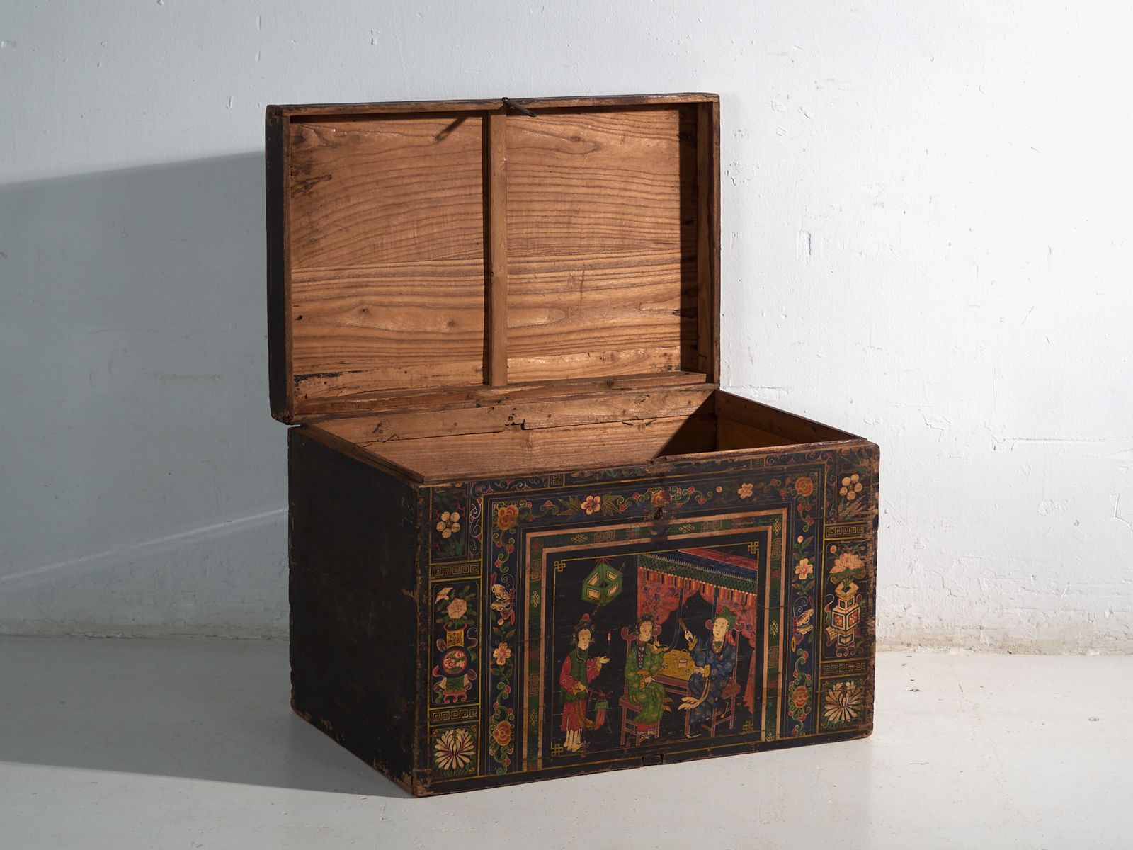 photo furniture Antique Painted Trunk In Pine Wood – China, Circa 1900