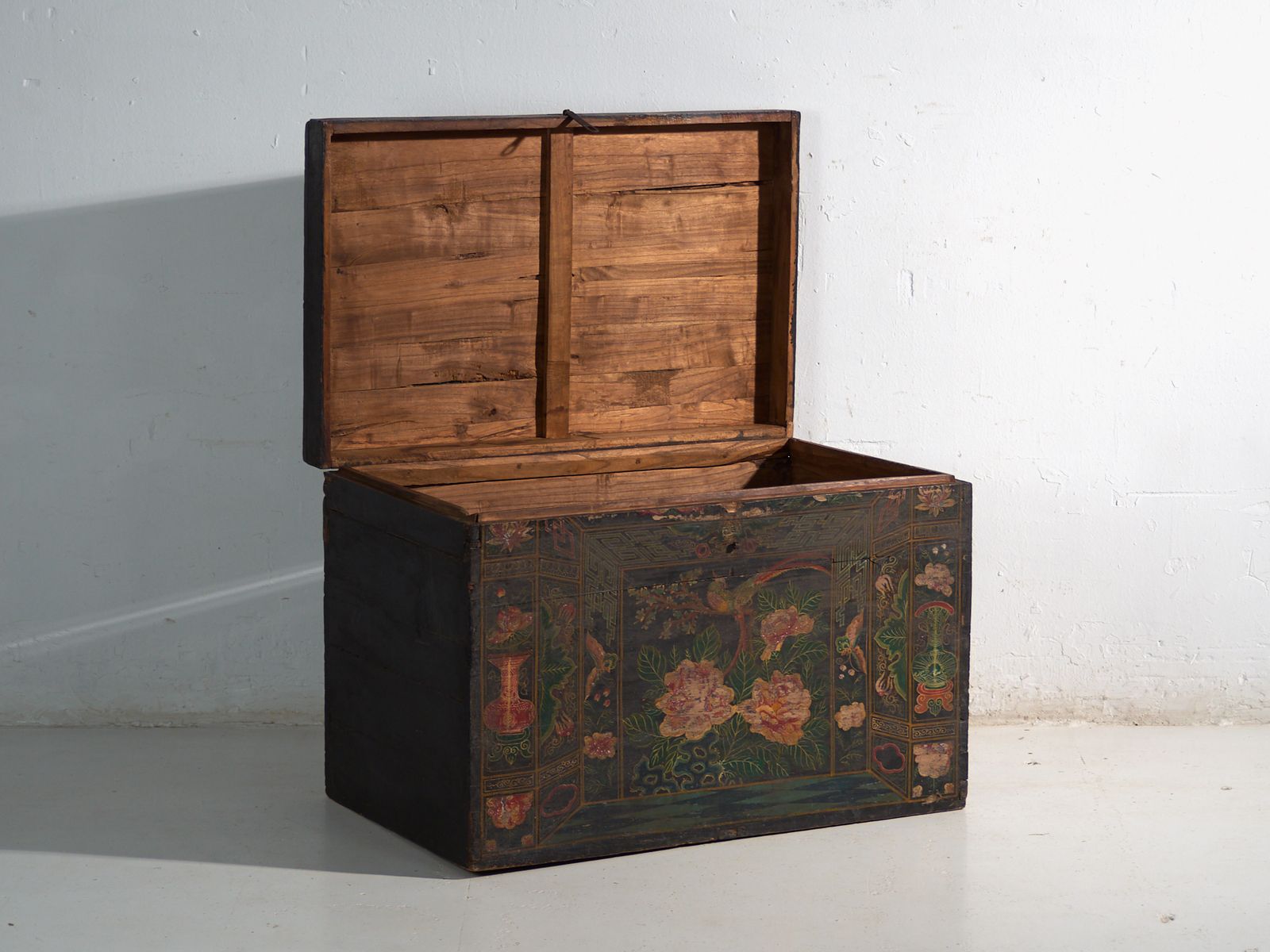 808.0 Antique Painted Trunk In Pine Wood – China, Circa 1900 photo