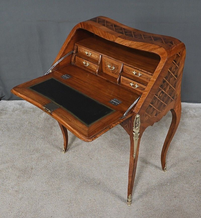 photo vinterior Small Marquetry Lady's Desk, Louis XV Style – First Half Of The 20th Century