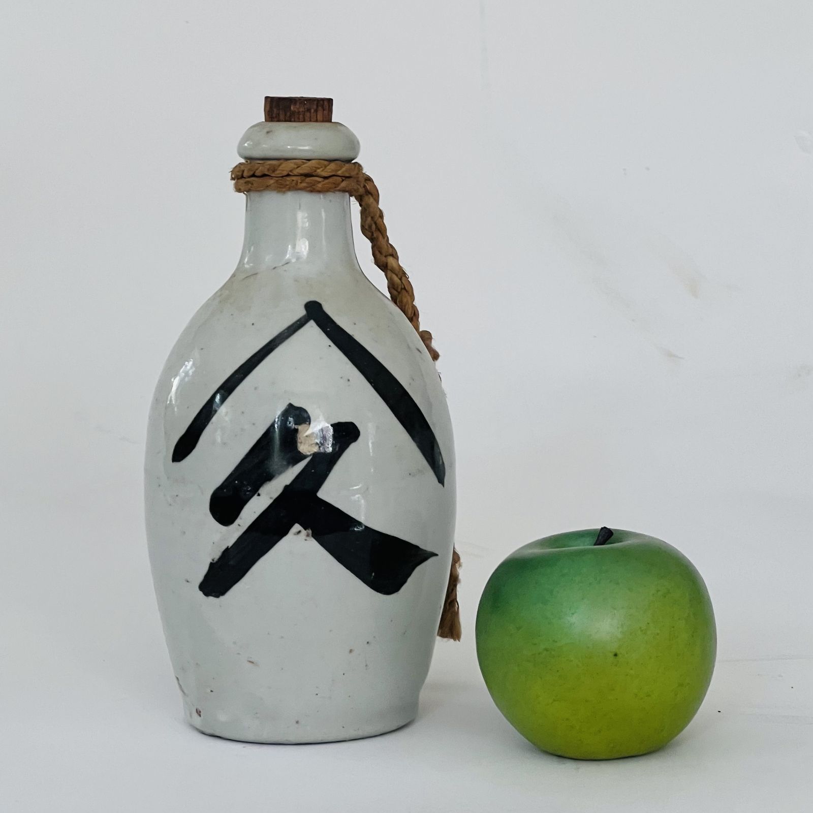 Japanese Kayoi Tokkuri Stoneware Sake Bottle. photo Home Decor