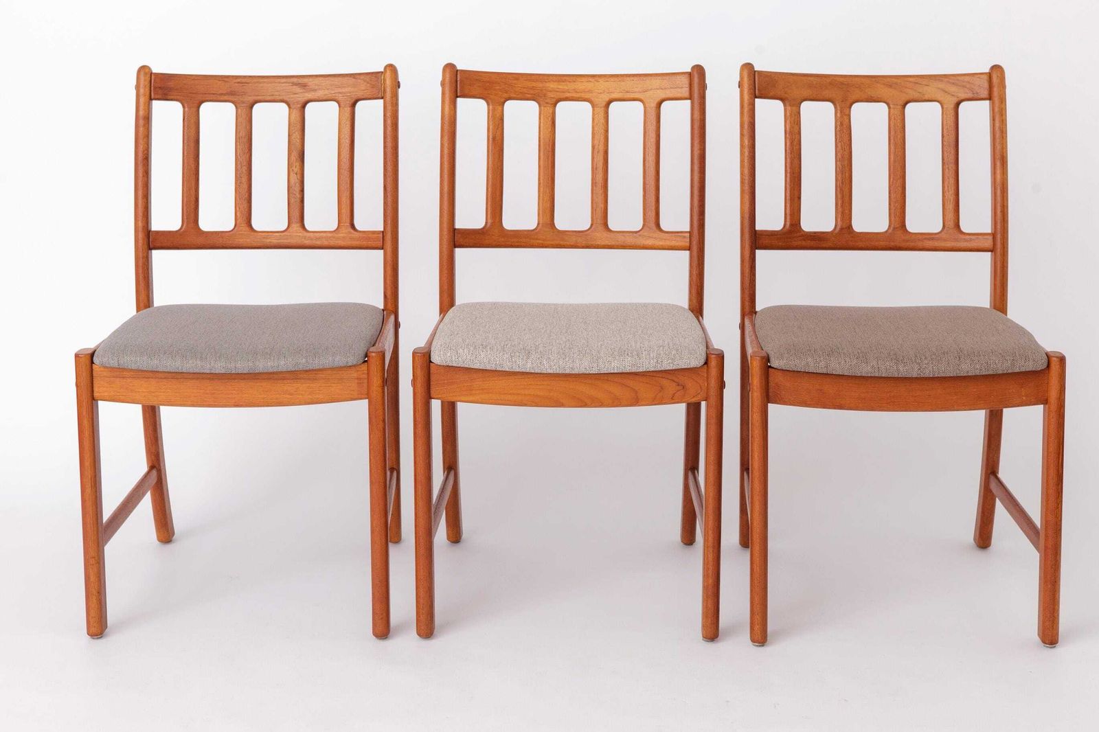 Set van 6 Uldum Møbelfabrik eetkamerstoelen – Deens teakhout, ca. jaren 1960, mid-century modern, nagezien en opgeknapt photo for sale