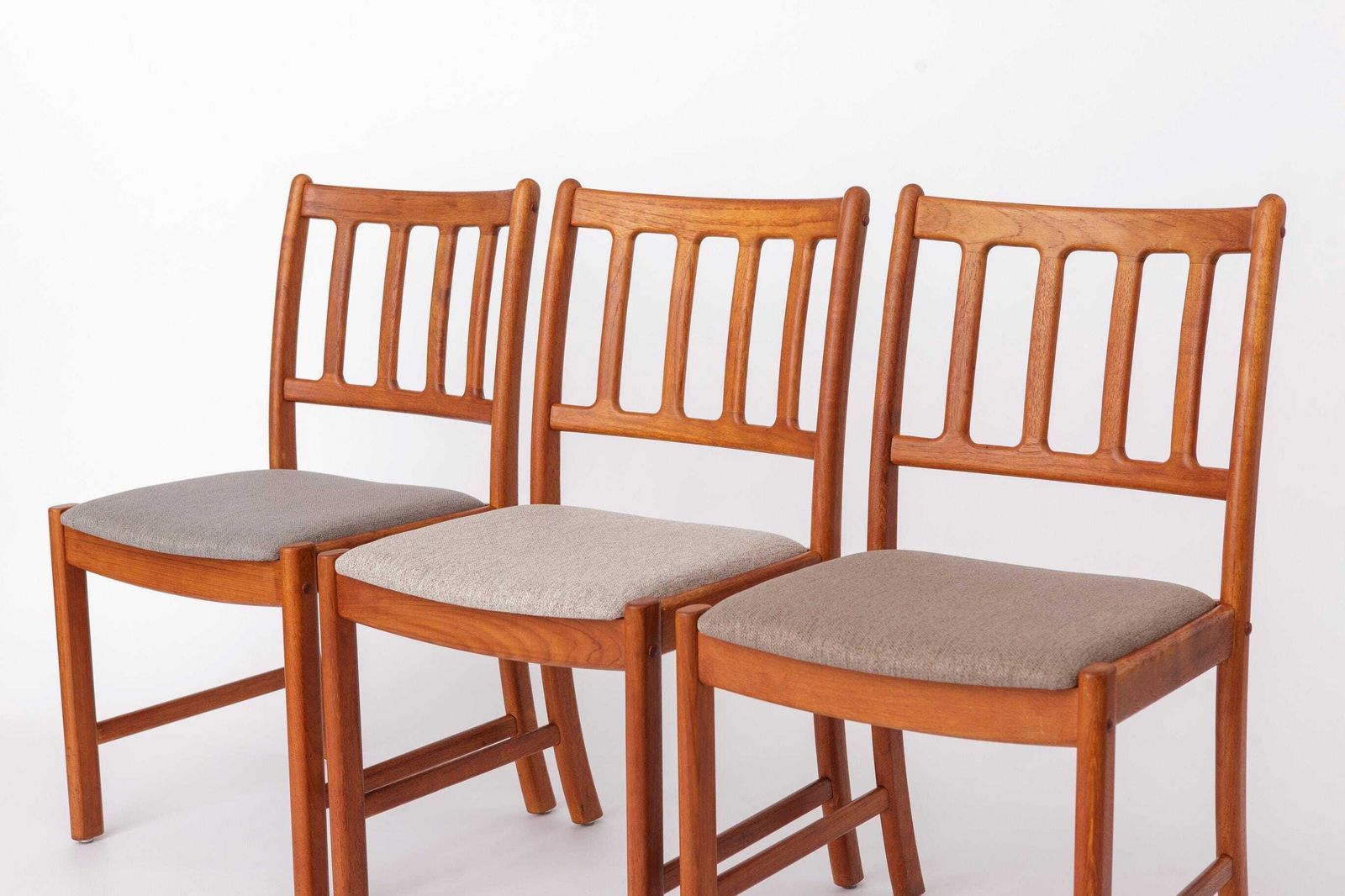 Set van 6 Uldum Møbelfabrik eetkamerstoelen – Deens teakhout, ca. jaren 1960, mid-century modern, nagezien en opgeknapt photo vinterior
