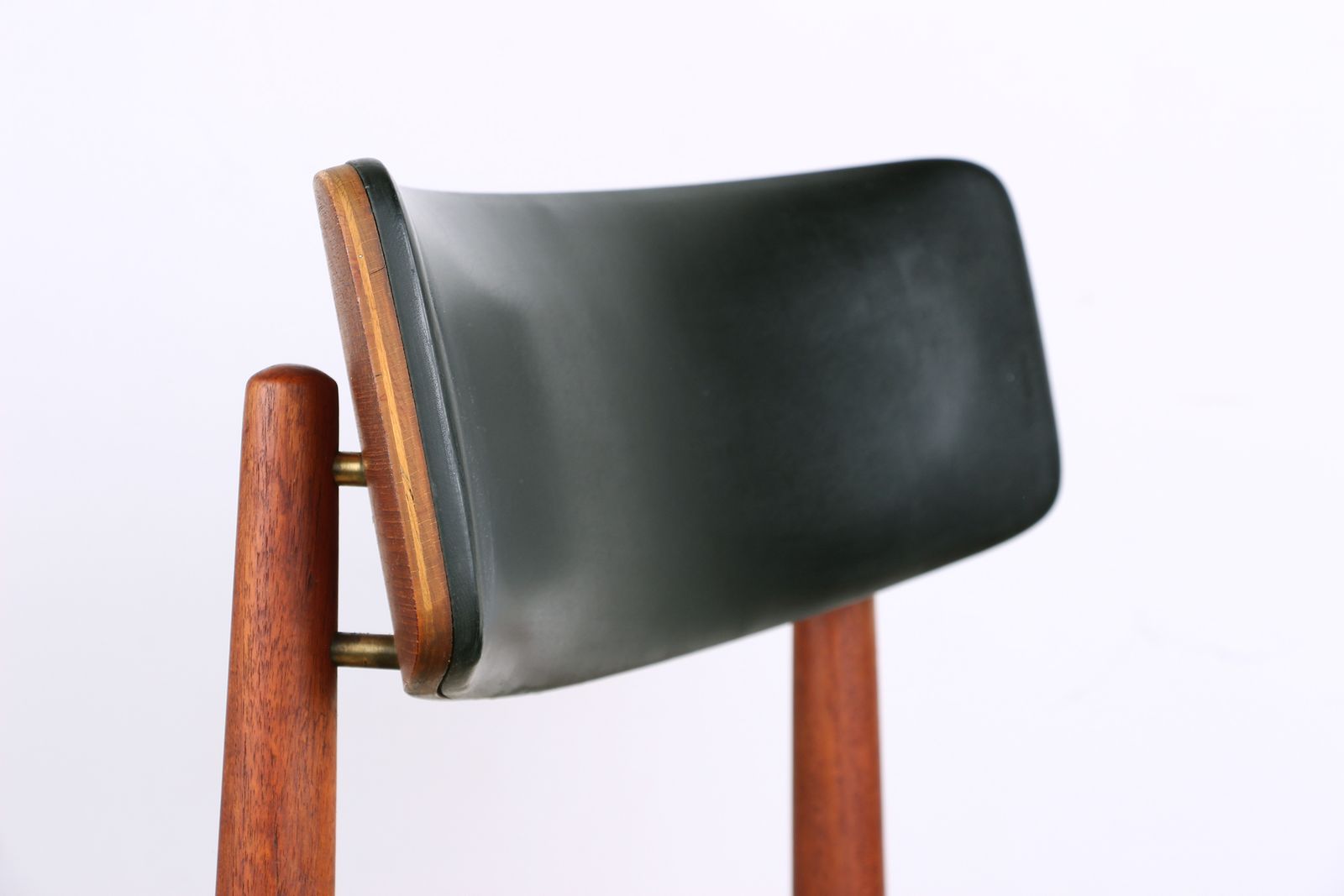 Ensemble de 4 chaises danoises en teck, skaï noir et laiton, par Sven Chrobat pour Sax, 1960. photo 2400.0