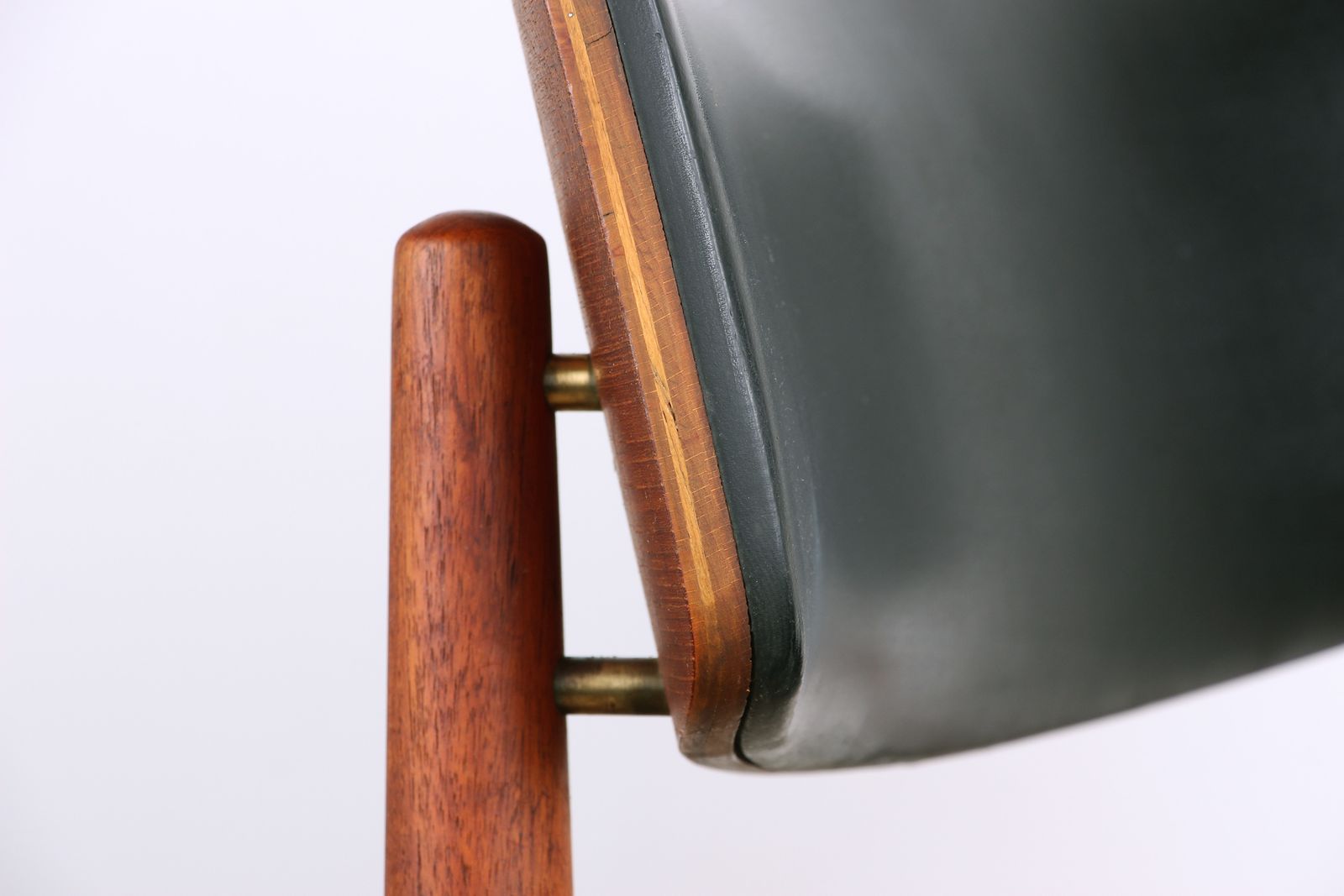 Ensemble de 4 chaises danoises en teck, skaï noir et laiton, par Sven Chrobat pour Sax, 1960. photo vinterior