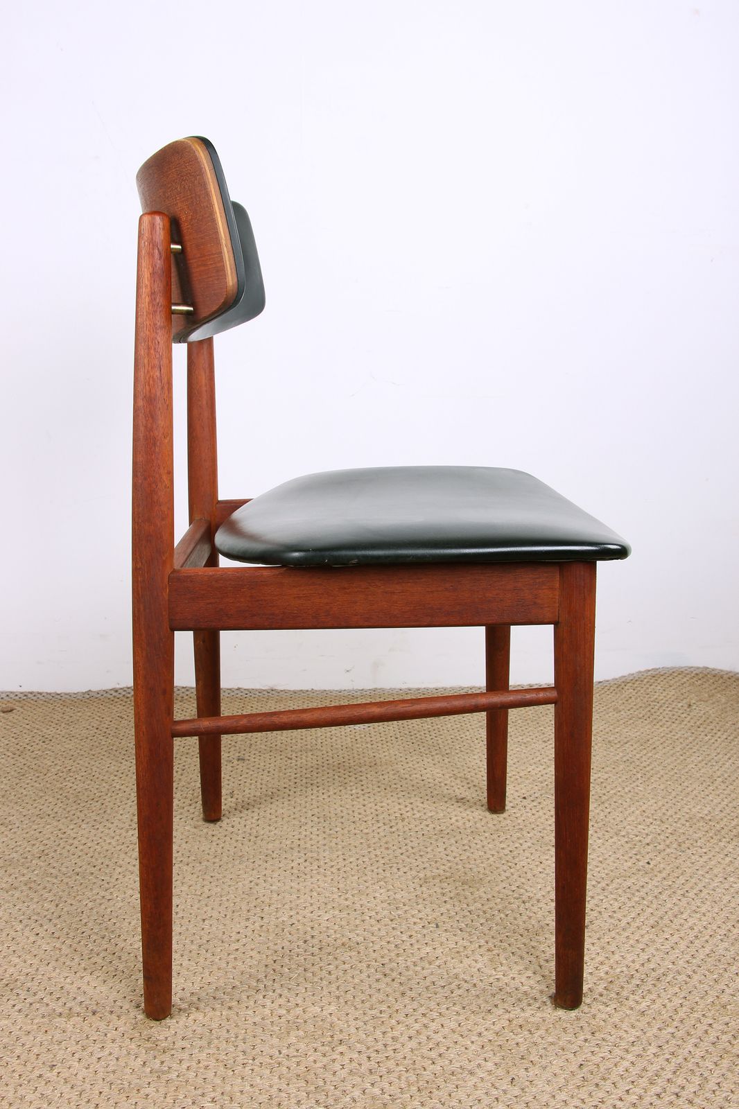 photo for sale Ensemble de 4 chaises danoises en teck, skaï noir et laiton, par Sven Chrobat pour Sax, 1960.