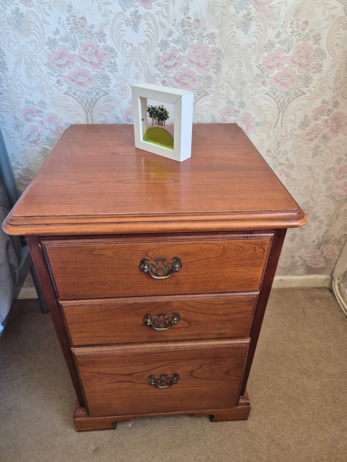 photo furniture Younger Cherry Wood Bedroom Furniture Set