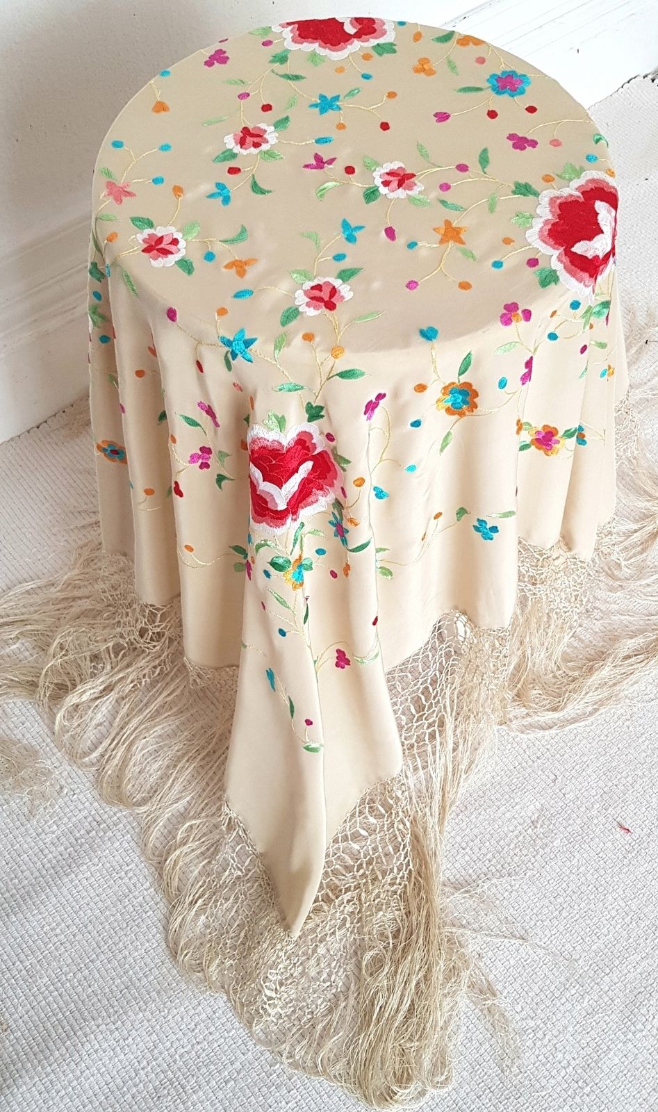photo vinterior Antique Silk Embroidered Piano Shawl, Manton De Manila.