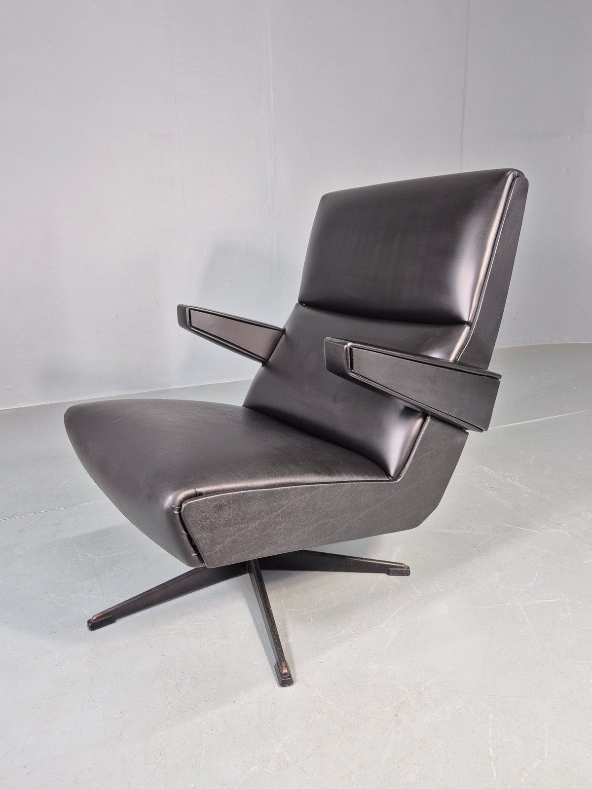 Vintage Black Vinyl Swivel Chair After The Press Room Chair Rietveld Mcm Eb06200