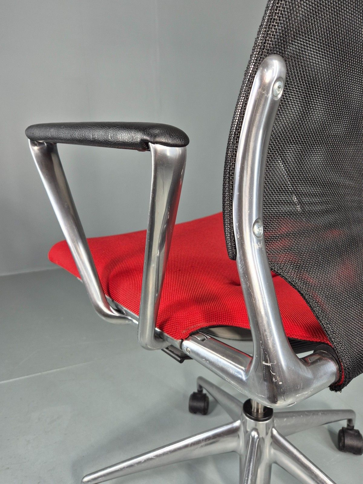 photo vinterior Vintage Vitra Media Office Chair Red And Black Eb12256