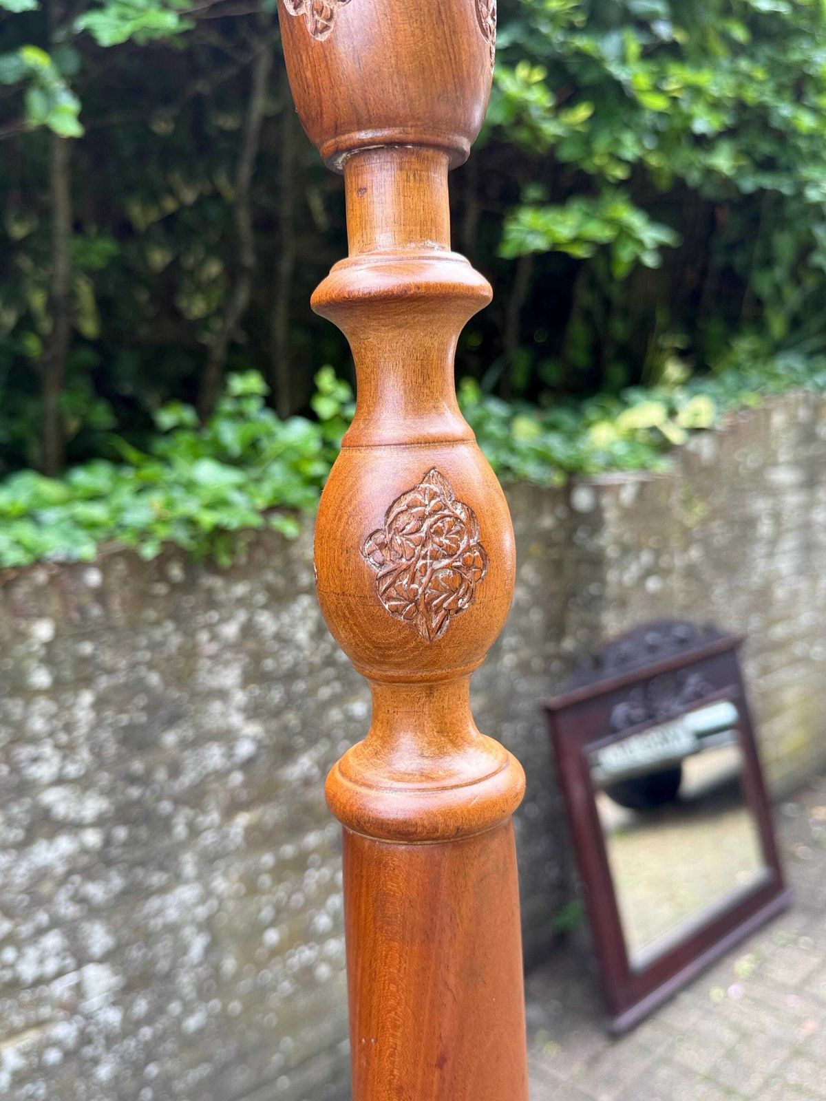 photo vintage Stunning Vintage Indian Carved Wooden Standard Lamp Pumposh Mid Century Floor Lamp Working And Tested