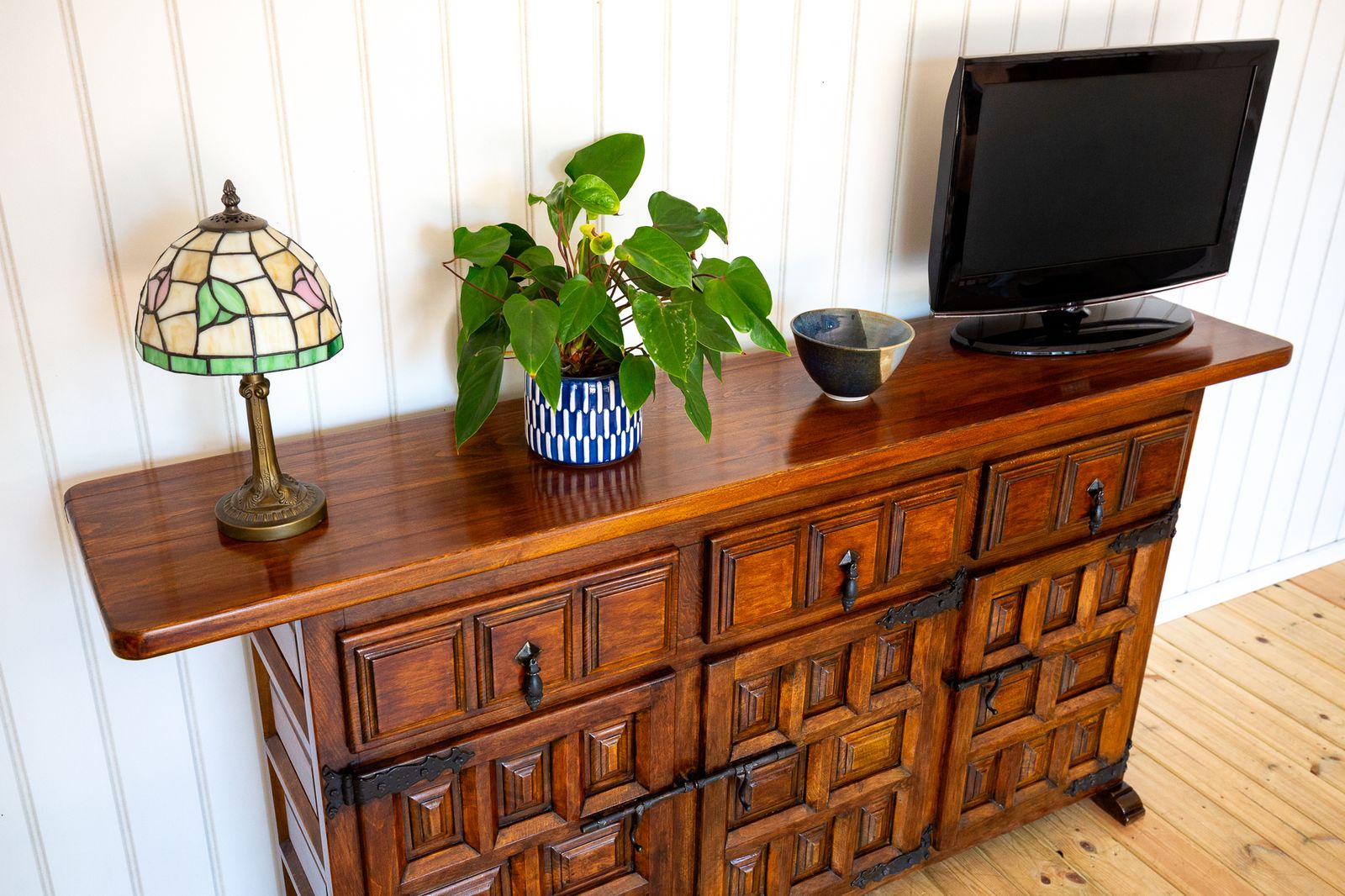 photo vinterior Spanish Sideboard Credenza Navarro Argudo Baroque Tuscan Mid Century Walnut Iron Brutalist Geometric Catalan