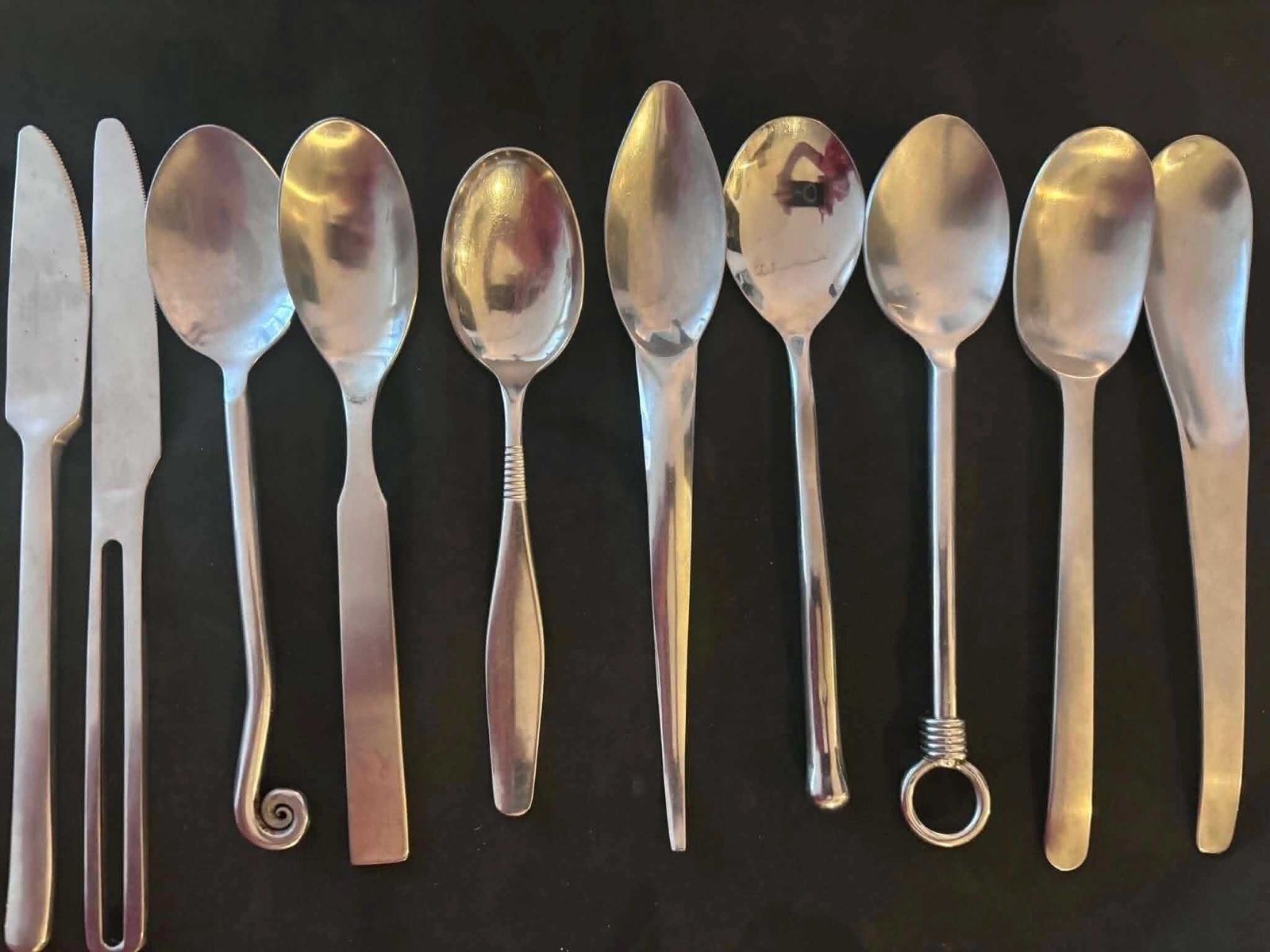 Ménagère française dépareillée (32 pièces) : couverts en acier forgé et torsadé x 8 photo vinterior