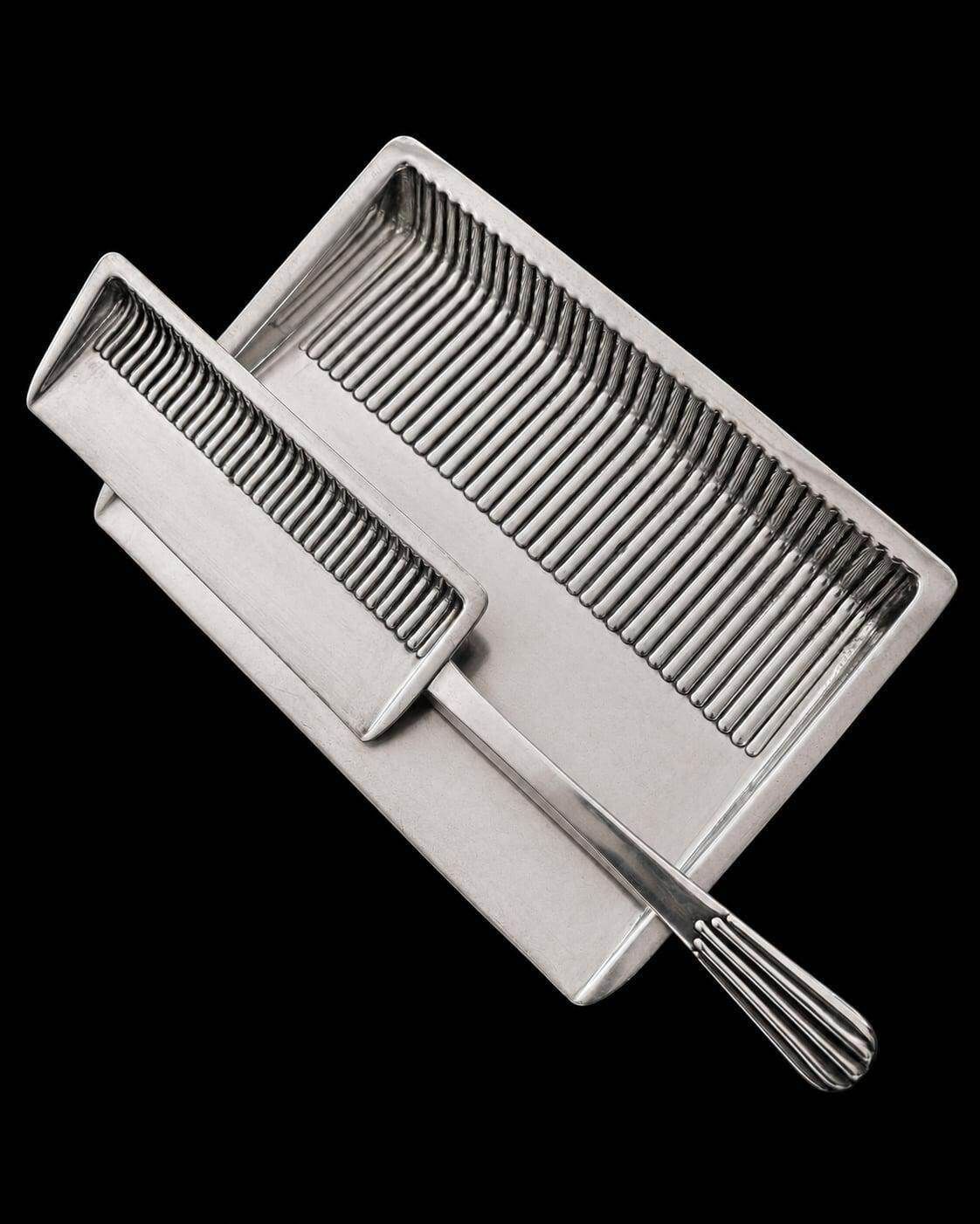Antiek Duits verzilverd kruimelset, B. Bohrmann tafelkruimels schep en borstel, ca. jaren 1860–1870, Empire-stijl, silent butler