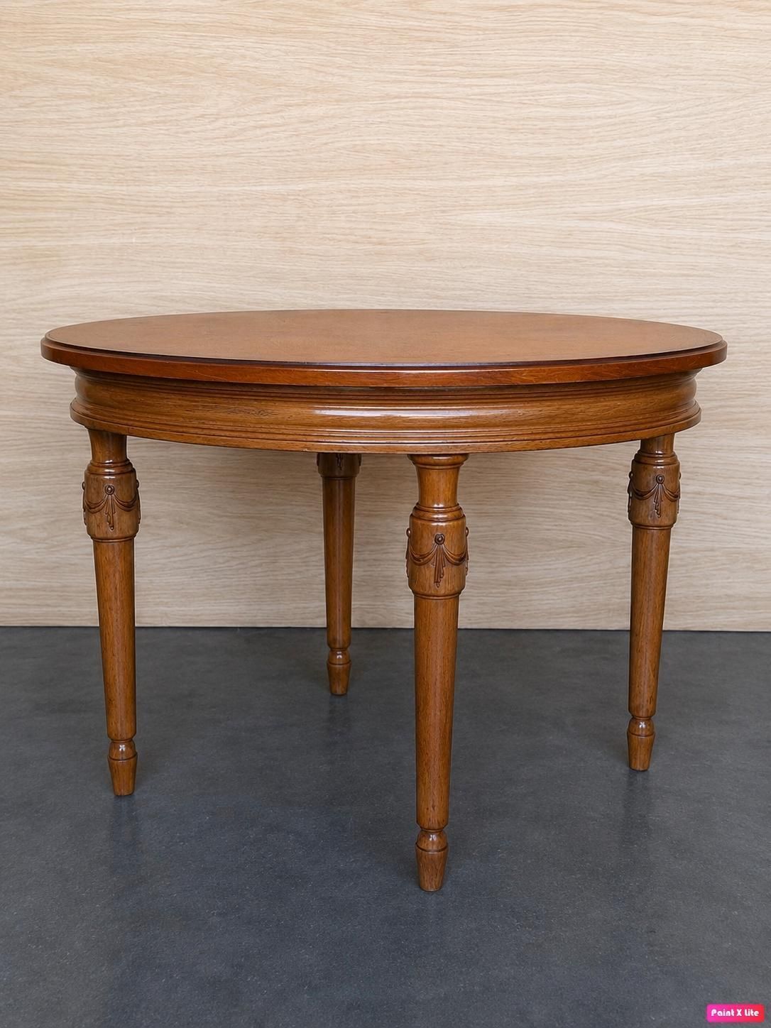 Paire de tables rondes classiques en bois de noyer, pieds sculptés photo Mobilier