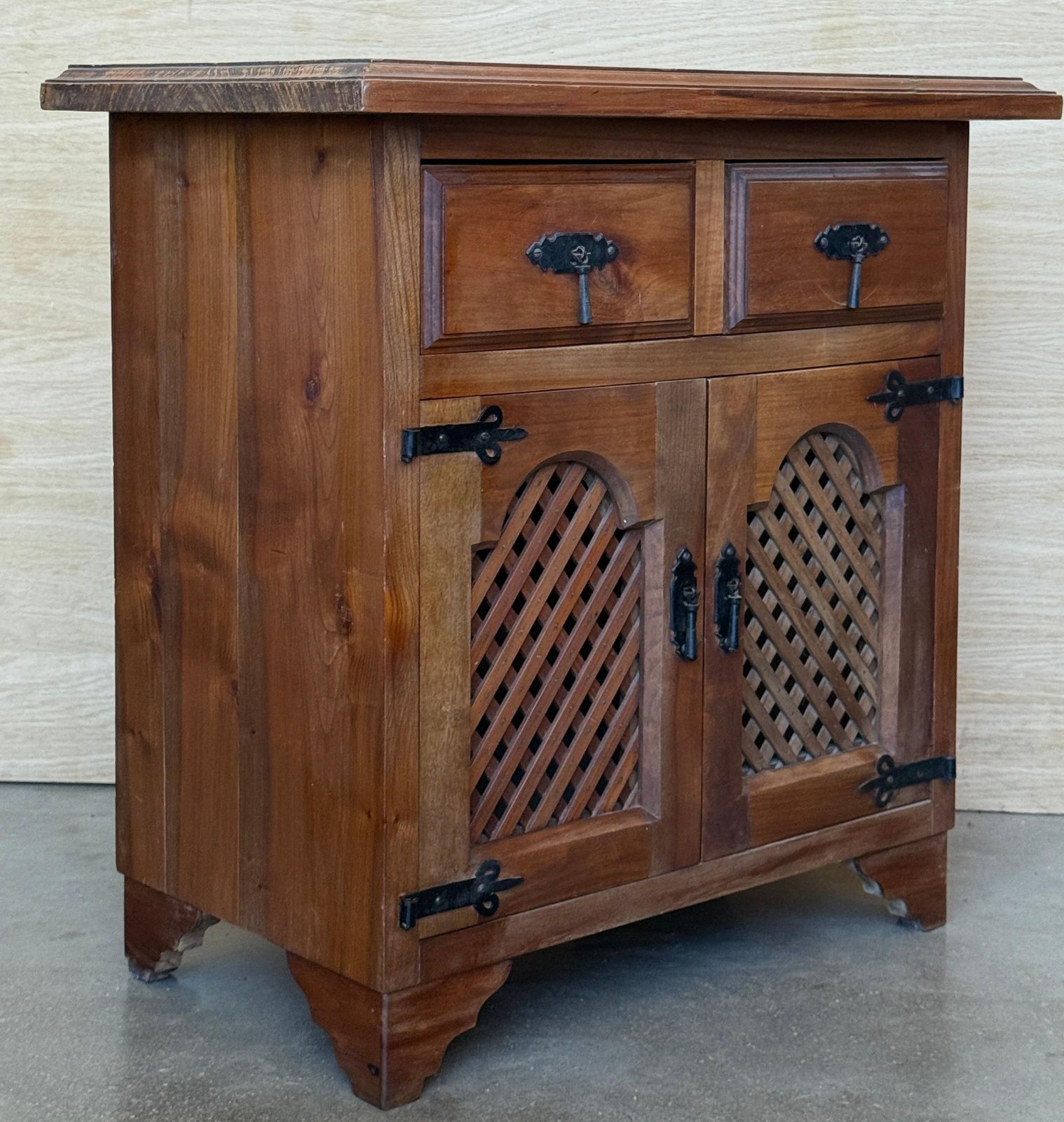 Paire de tables de chevet d'époque en bois massif rustique avec détails en fer forgé photo 1760.0