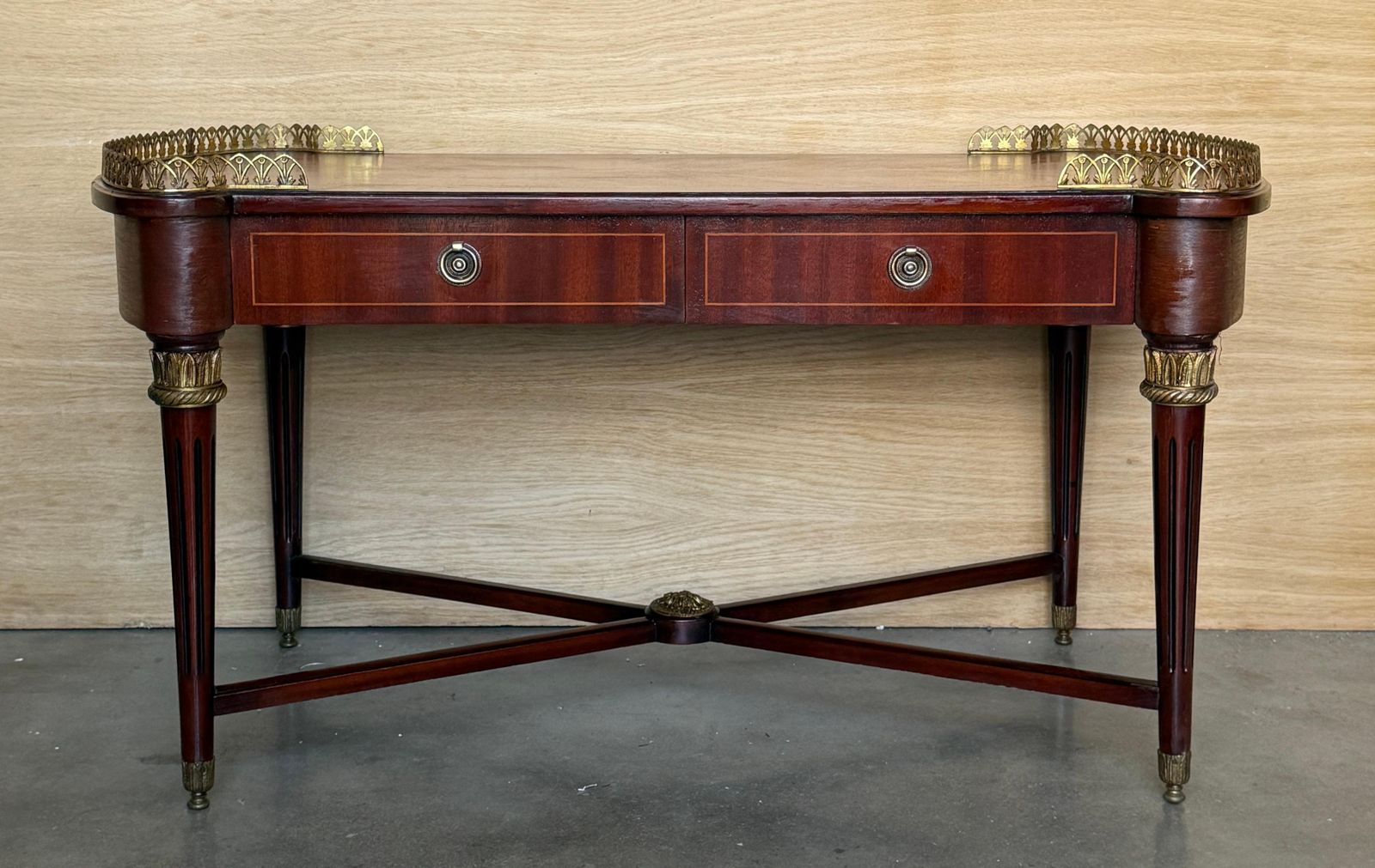 Table basse néoclassique d'époque en acajou, galerie en bronze doré photo furniture