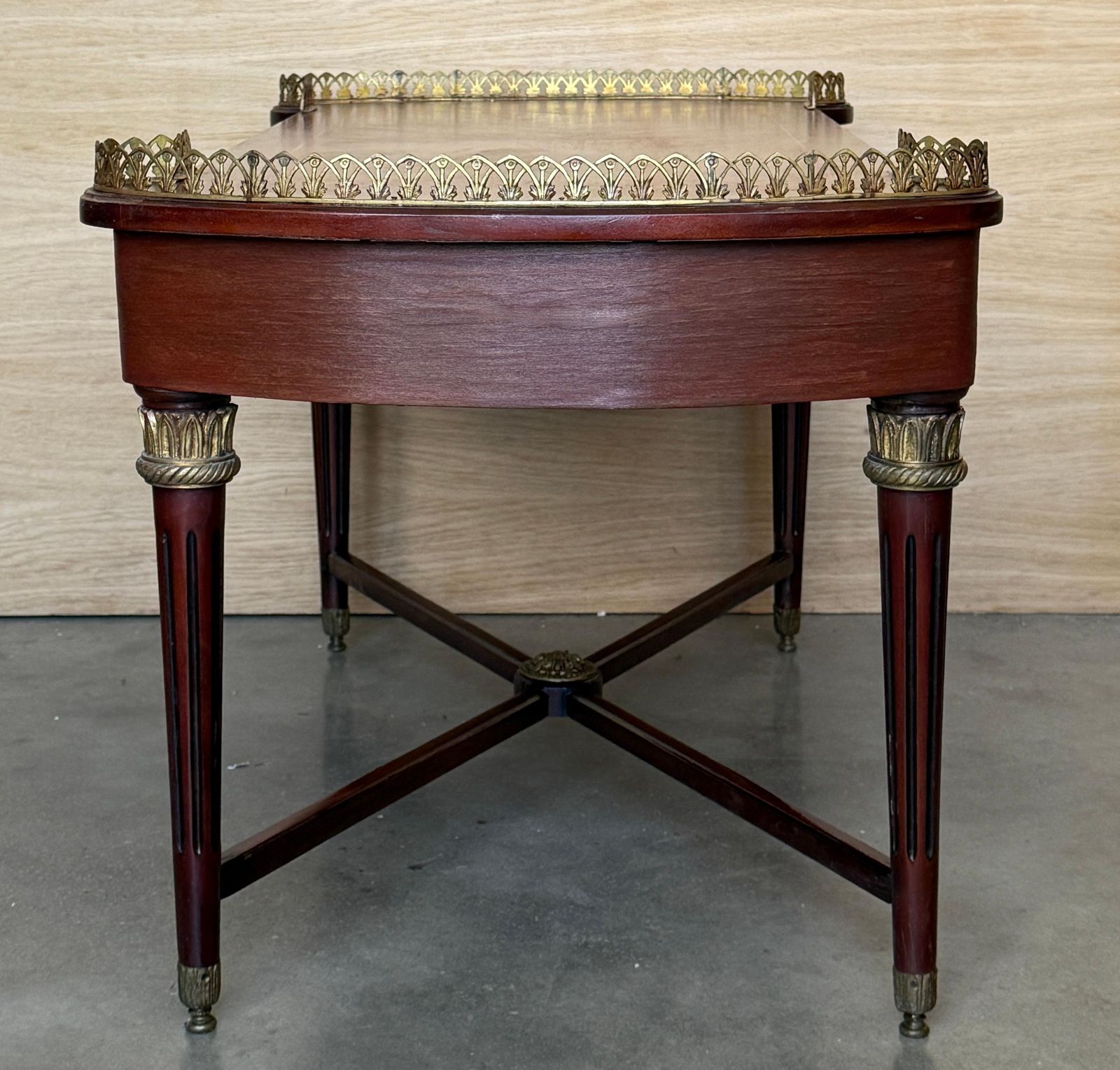 photo furniture Table basse néoclassique d'époque en acajou, galerie en bronze doré