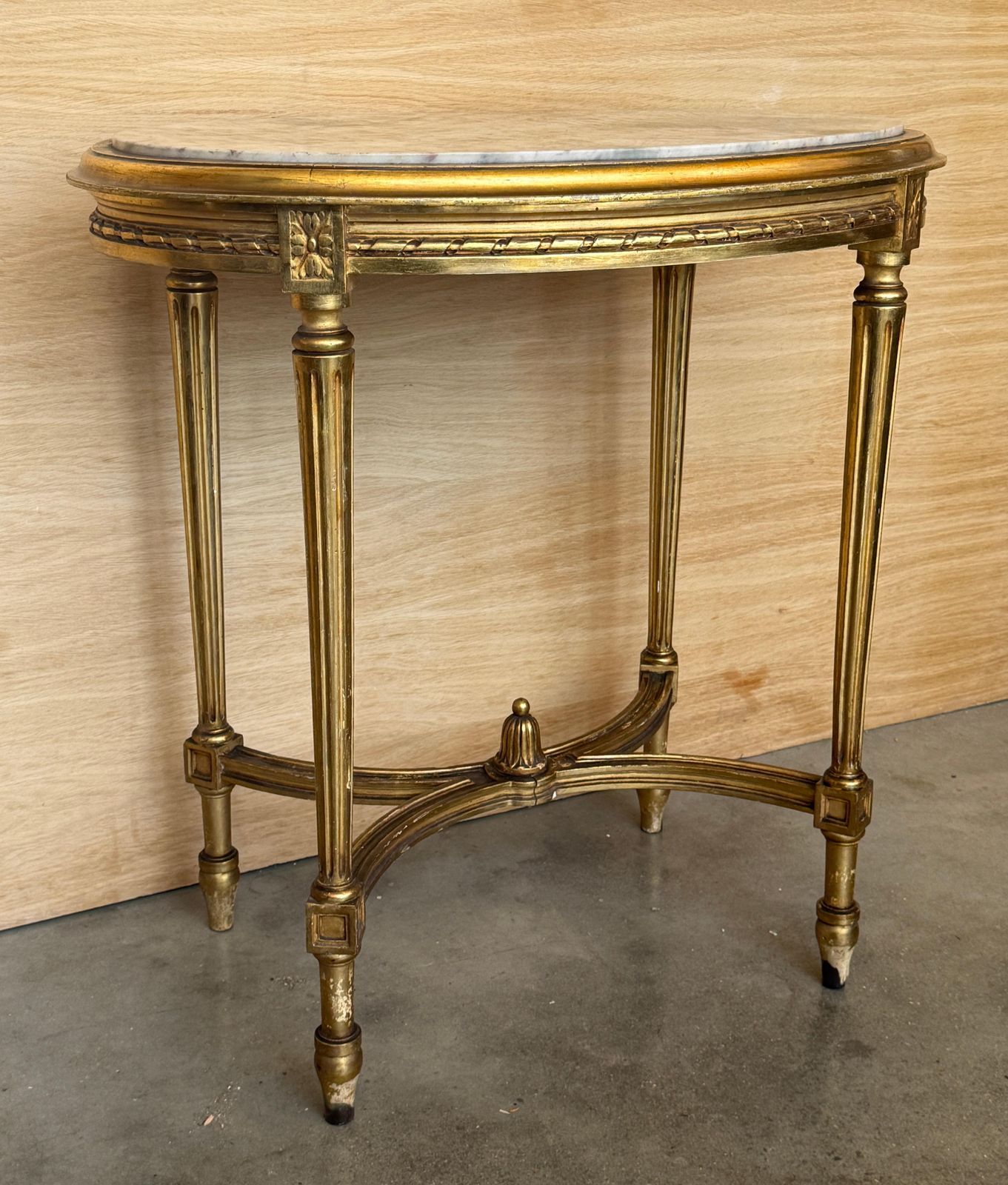 Console ovale d'époque de style Louis XVI dorée à quatre pieds photo for sale