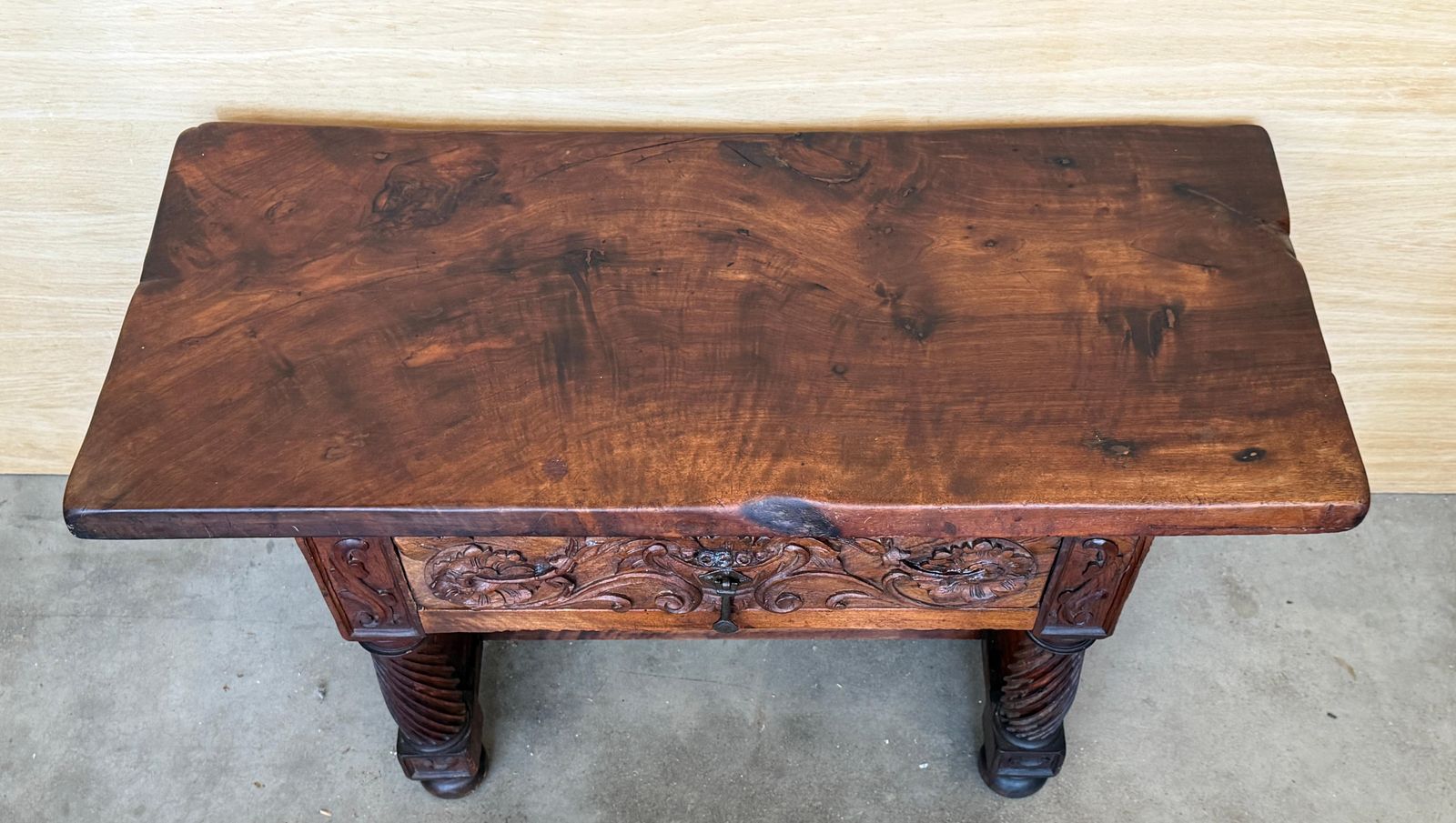 Table d'appoint ou table basse en noyer sculpté, fin du XIXe siècle photo 2261.0