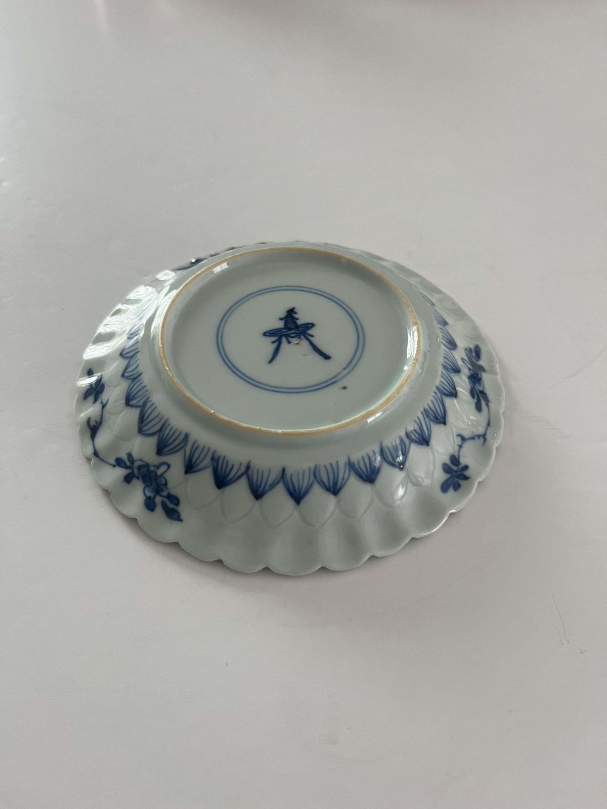 photo furniture Kangxi Periode Blauw en Wit Porseleinen Schoteltje, Fungusmerkteken, ca. 1700