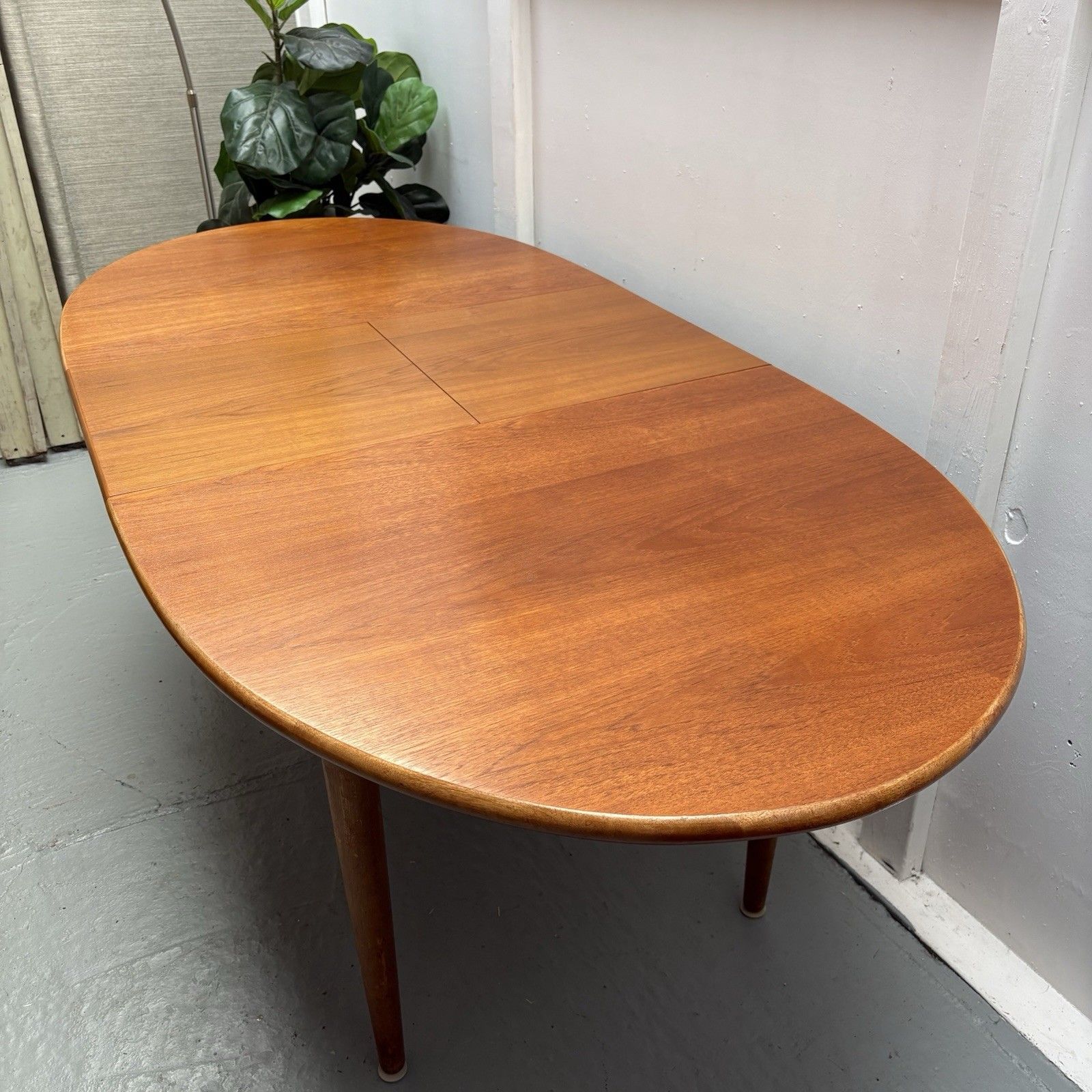 photo vinterior Compact Midcentury Oval Extending Teak Dining Table By Jentique C.1960s