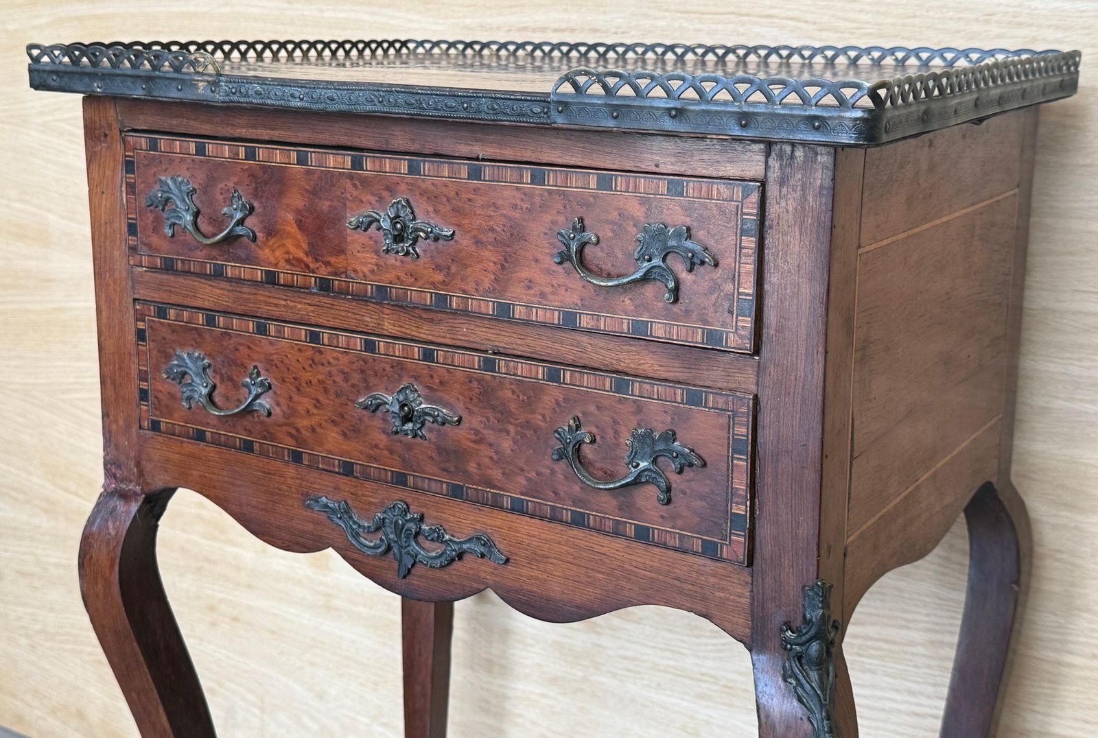Mobilier Table de chevet française à deux tiroirs, galerie en laiton et montures en bronze photo