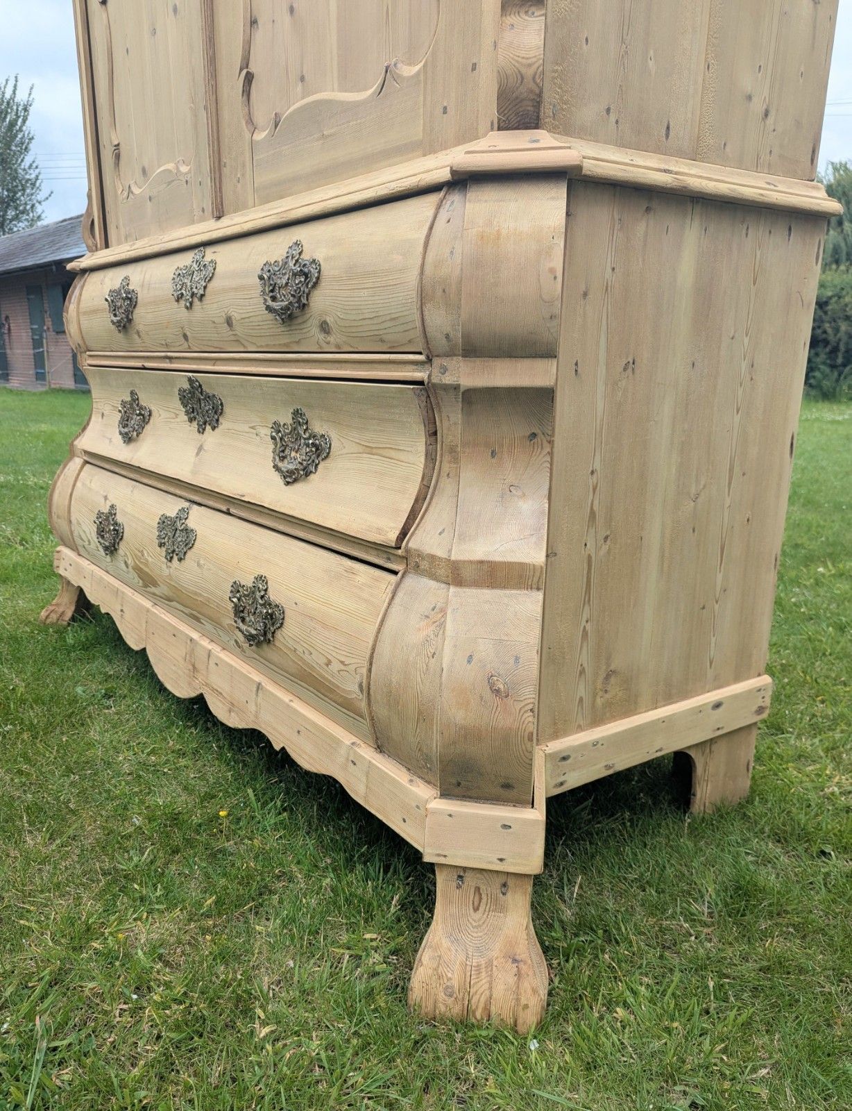 Grande armoire à linge hollandaise d'époque XIXe siècle en pin décapé, sur base bombée, livraison disponible 0341. photo buy