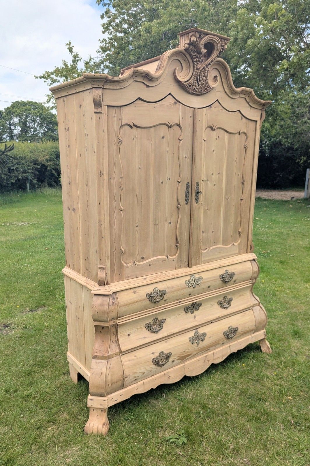 photo for sale Grande armoire à linge hollandaise d'époque XIXe siècle en pin décapé, sur base bombée, livraison disponible 0341.