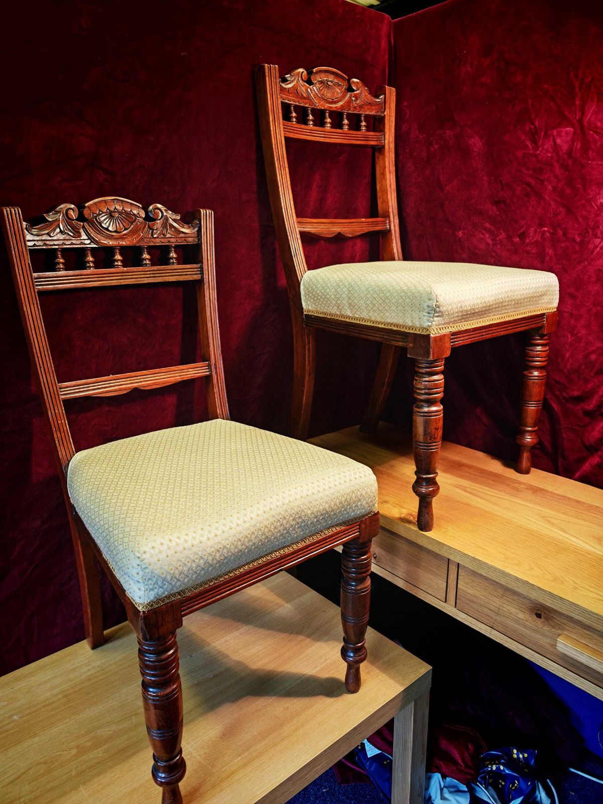 Paire de chaises de salle à manger victoriennes d'époque en acajou, décor blanc cassé et doré, hauteur 91 cm, très bon état