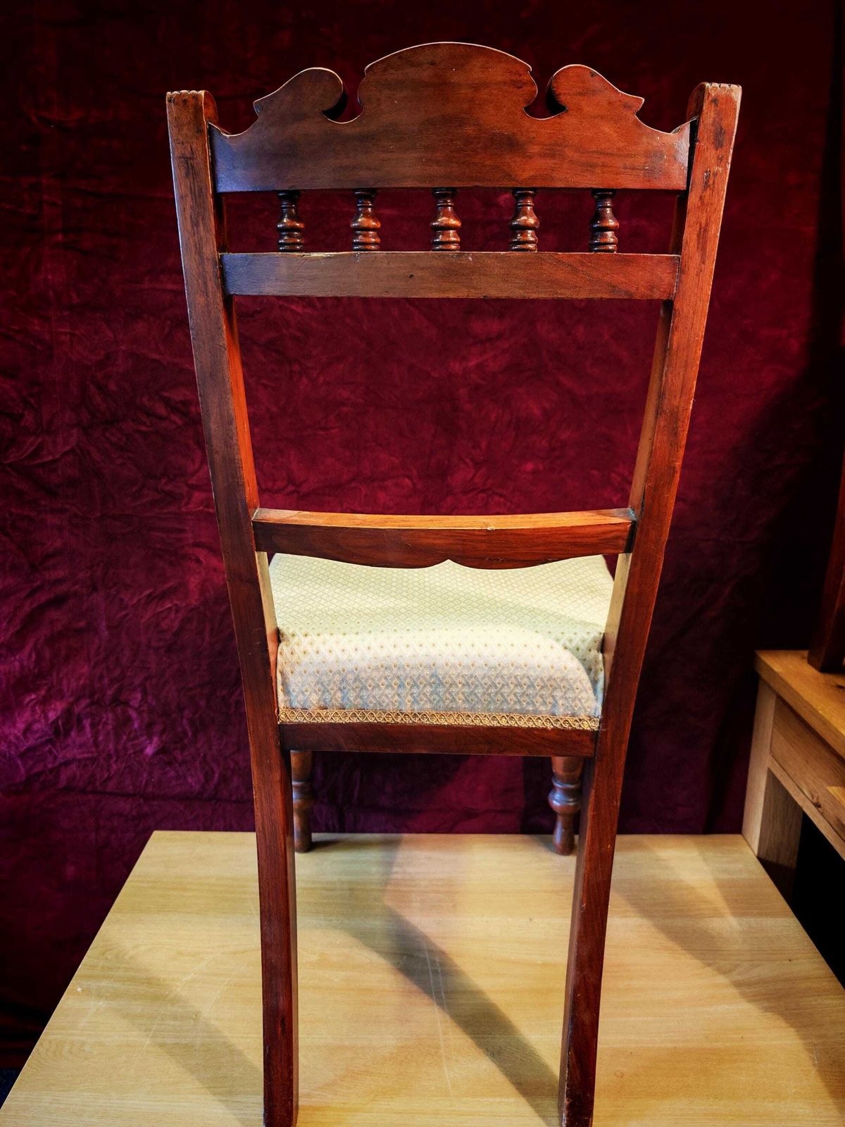 Antiek Victoriaans Eetkamerstoelen Paar. Mahonie. Gebroken Wit En Goud Effen Decor. 91 cm Hoog. Zeer Goede Staat photo vintage