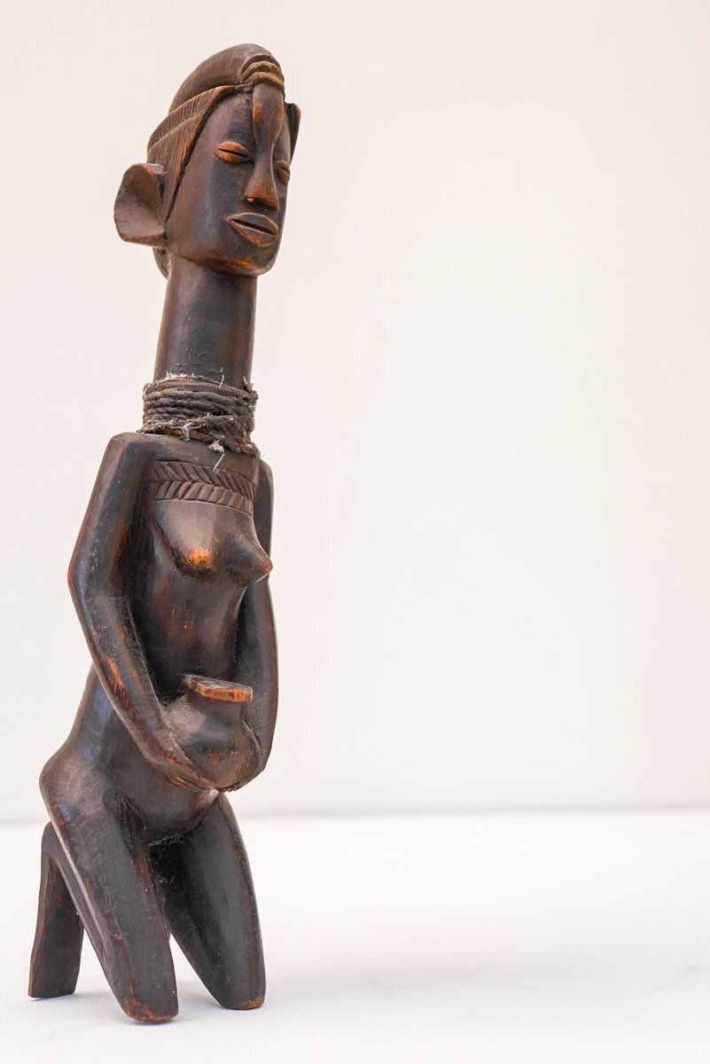 photo buy Midden 20e eeuw – Traditionele Afrikaanse hardhouten tribale vrouwelijke figuren, jaren 1920, set van 2