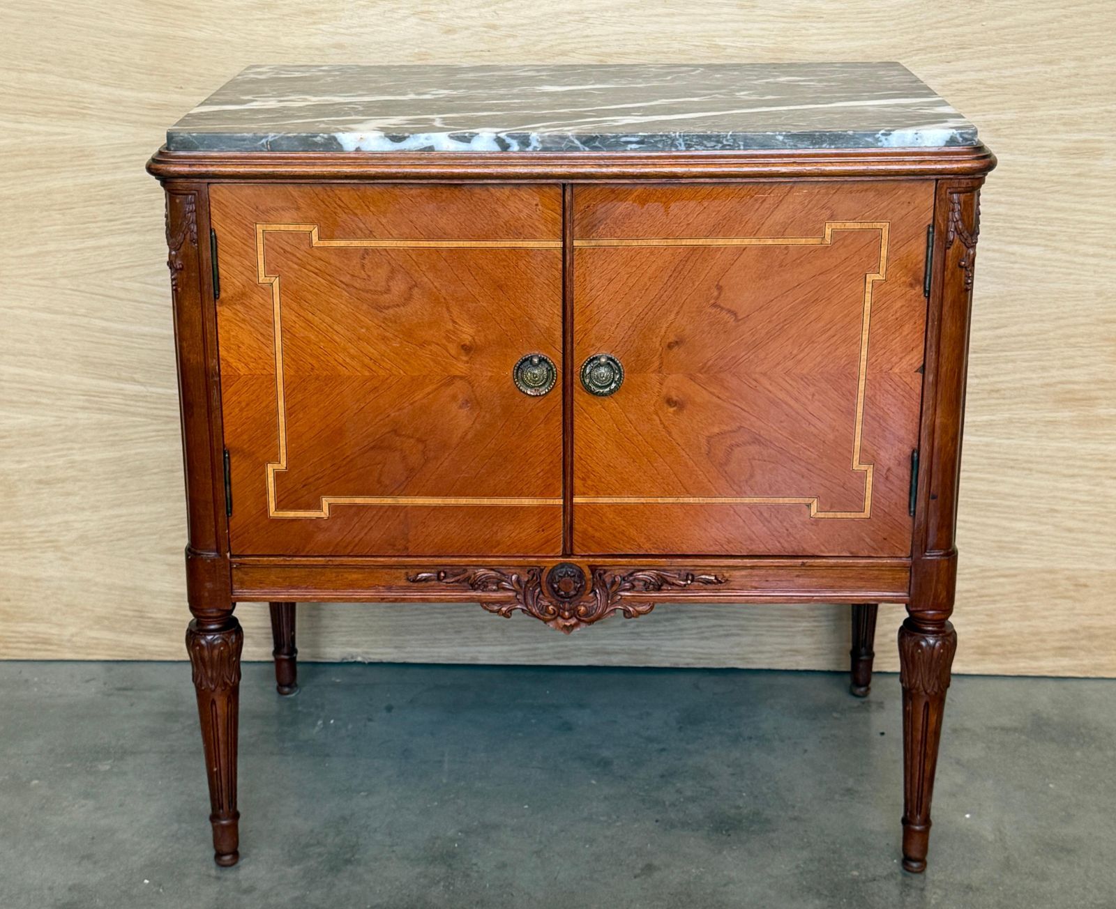 Paire de cabinets auxiliaires français, plateaux en marbre photo for sale