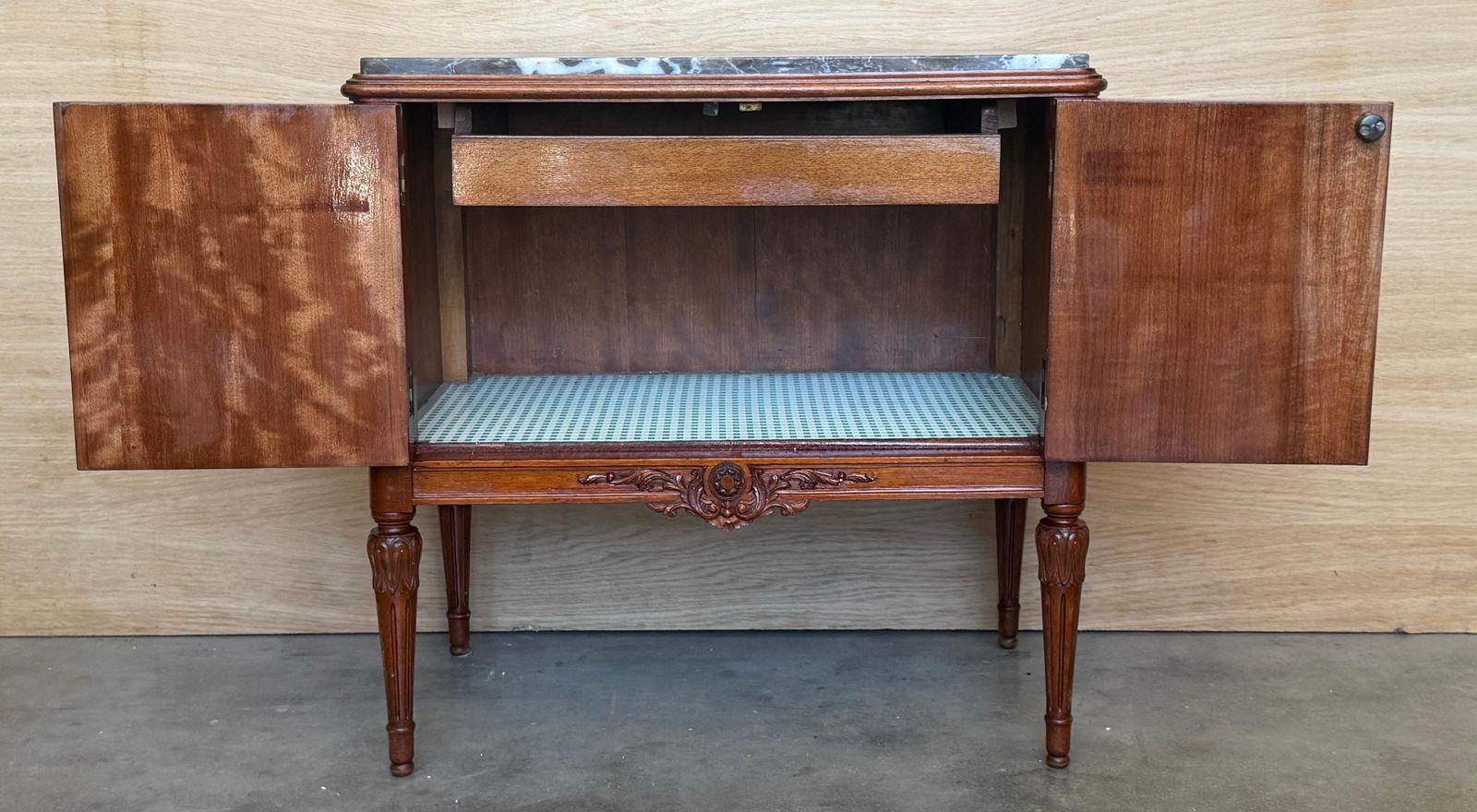 Mobilier Paire de cabinets auxiliaires français, plateaux en marbre photo